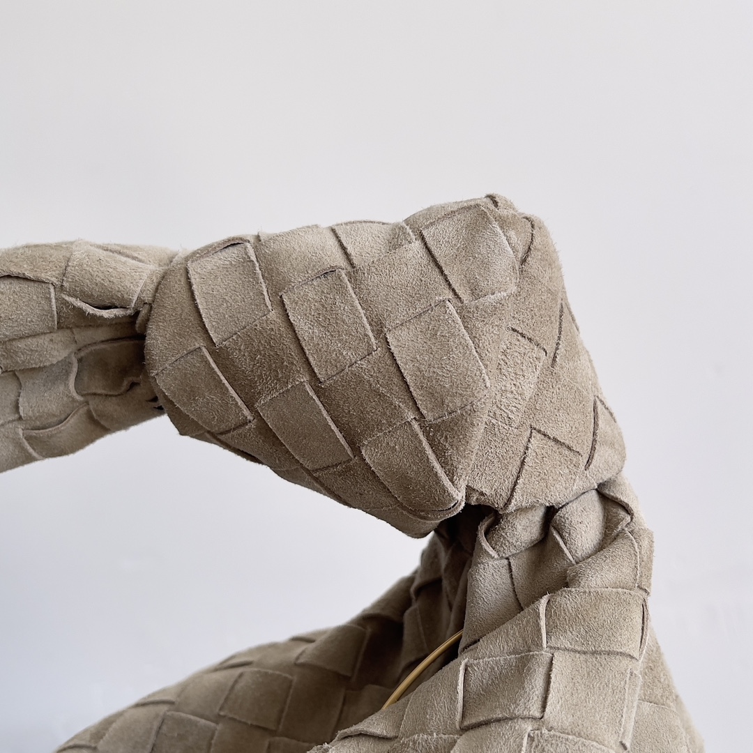 #BV 𝗝𝗢𝗗𝗜𝗘#Streetwear's new favorite fashionista oversized 𝙟𝙤𝙙𝙞𝙚 it's coming it's coming it's really coming! I always thought woven BV was old-fashioned until I met it-𝙟𝙤𝙙𝙙𝙞𝙚 didn't realize that the classic woven elements added with the buttoned-up element design can be so trendy! I have to admire Daniel Lee's design talent! The large capacity meets the daily needs! Fashionable and versatile, super suitable for styling da quickly take it out to blow up the street!Size: 48*40*16Model No. #600261
