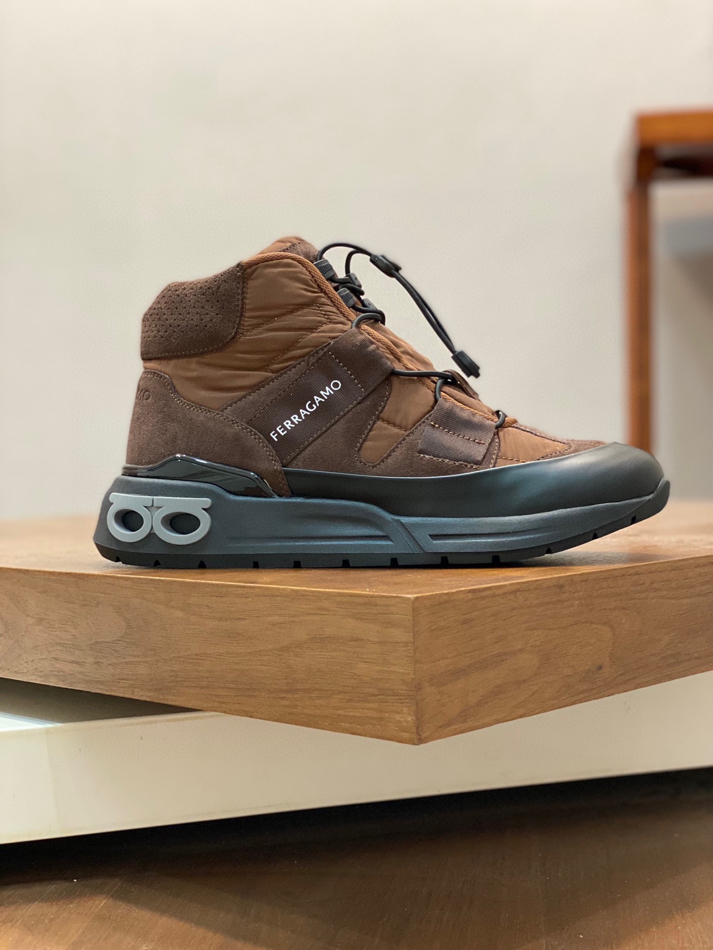 P920 Ferragamo (Ferragamo) official website new winter mid-top casual shoes update 👏 high-quality casual shoes 👟 imported head layer calfskin with official website breathable tarpaulin comfortable and breathable cowhide lining with size: 39 ~ 44 (38 45 customized non-returnable)