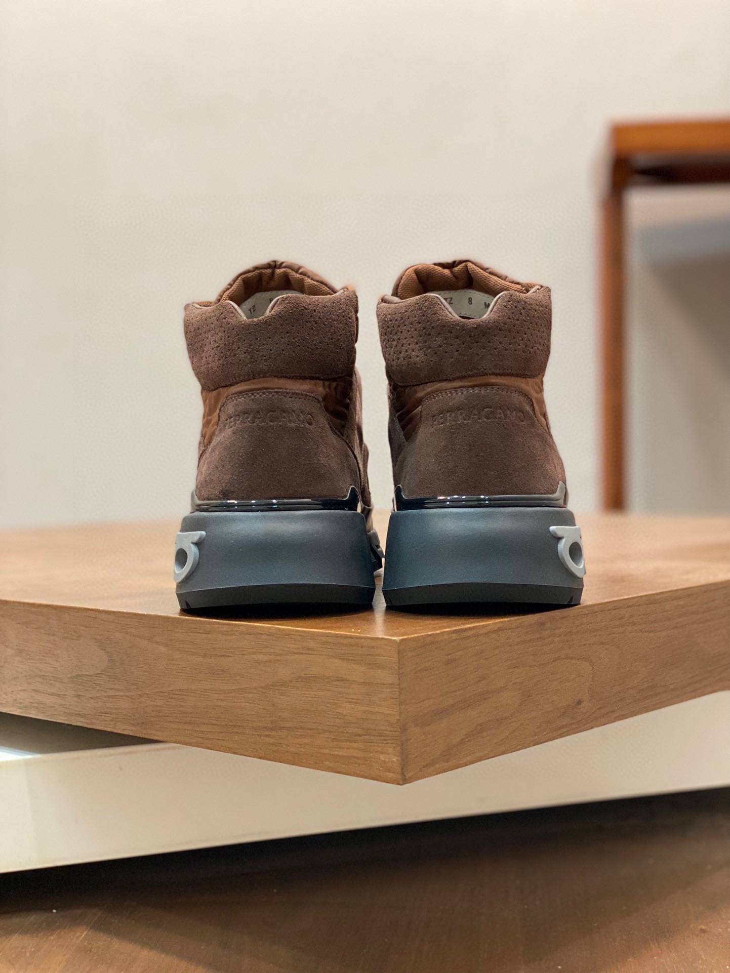 P920 Ferragamo (Ferragamo) official website new winter mid-top casual shoes update 👏 high-quality casual shoes 👟 imported head layer calfskin with official website breathable tarpaulin comfortable and breathable cowhide lining with size: 39 ~ 44 (38 45 customized non-returnable)
