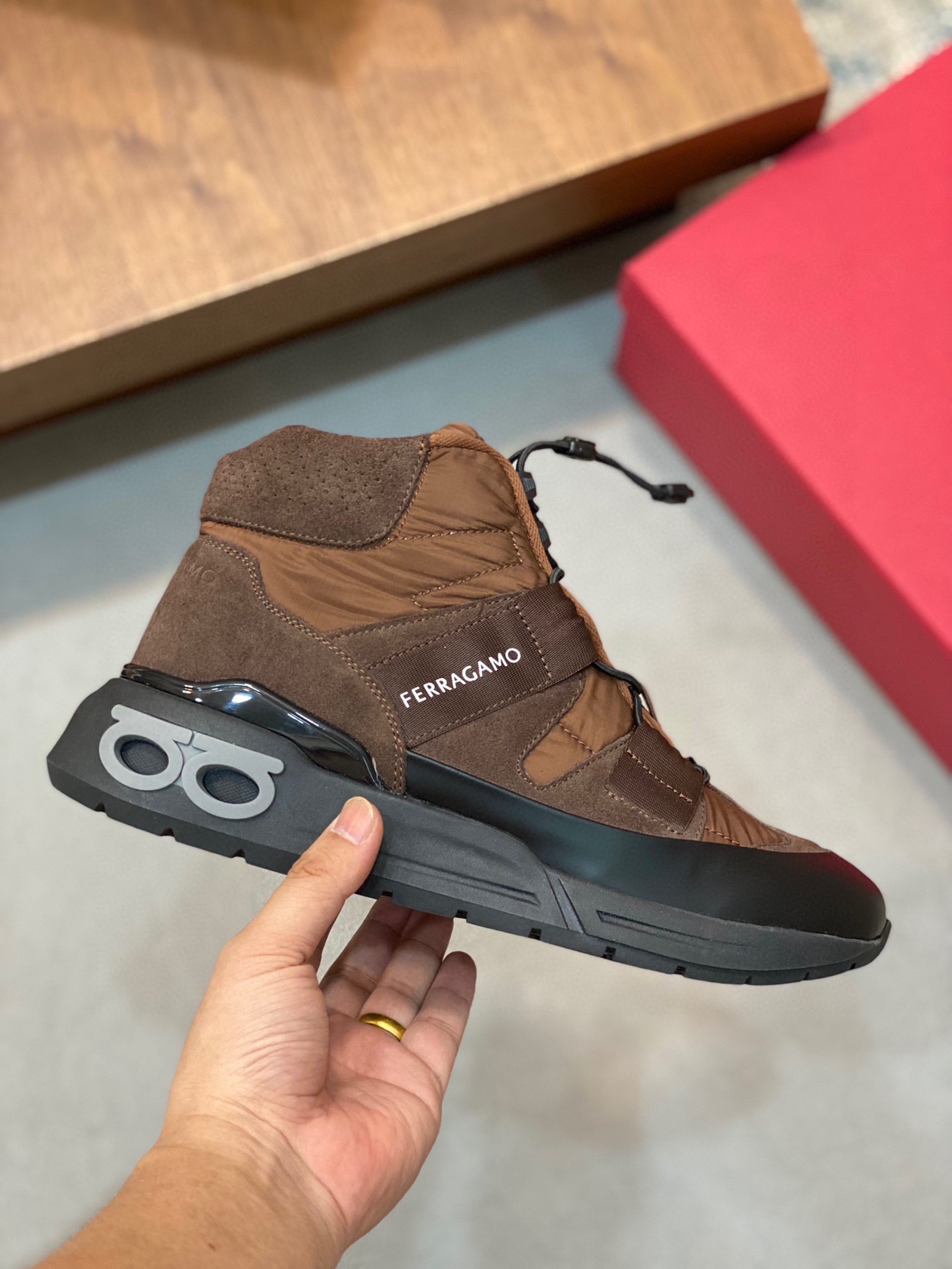 P920 Ferragamo (Ferragamo) official website new winter mid-top casual shoes update 👏 high-quality casual shoes 👟 imported head layer calfskin with official website breathable tarpaulin comfortable and breathable cowhide lining with size: 39 ~ 44 (38 45 customized non-returnable)