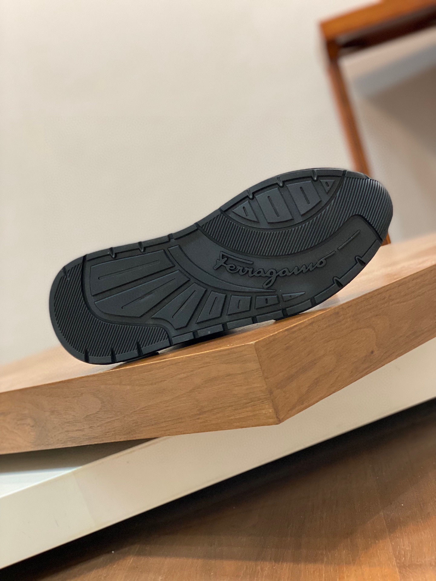 P920 Ferragamo (Ferragamo) official website new winter mid-top casual shoes update 👏 high-quality casual shoes 👟 imported head layer calfskin with official website breathable tarpaulin comfortable and breathable cowhide lining with size: 39 ~ 44 (38 45 customized non-returnable)
