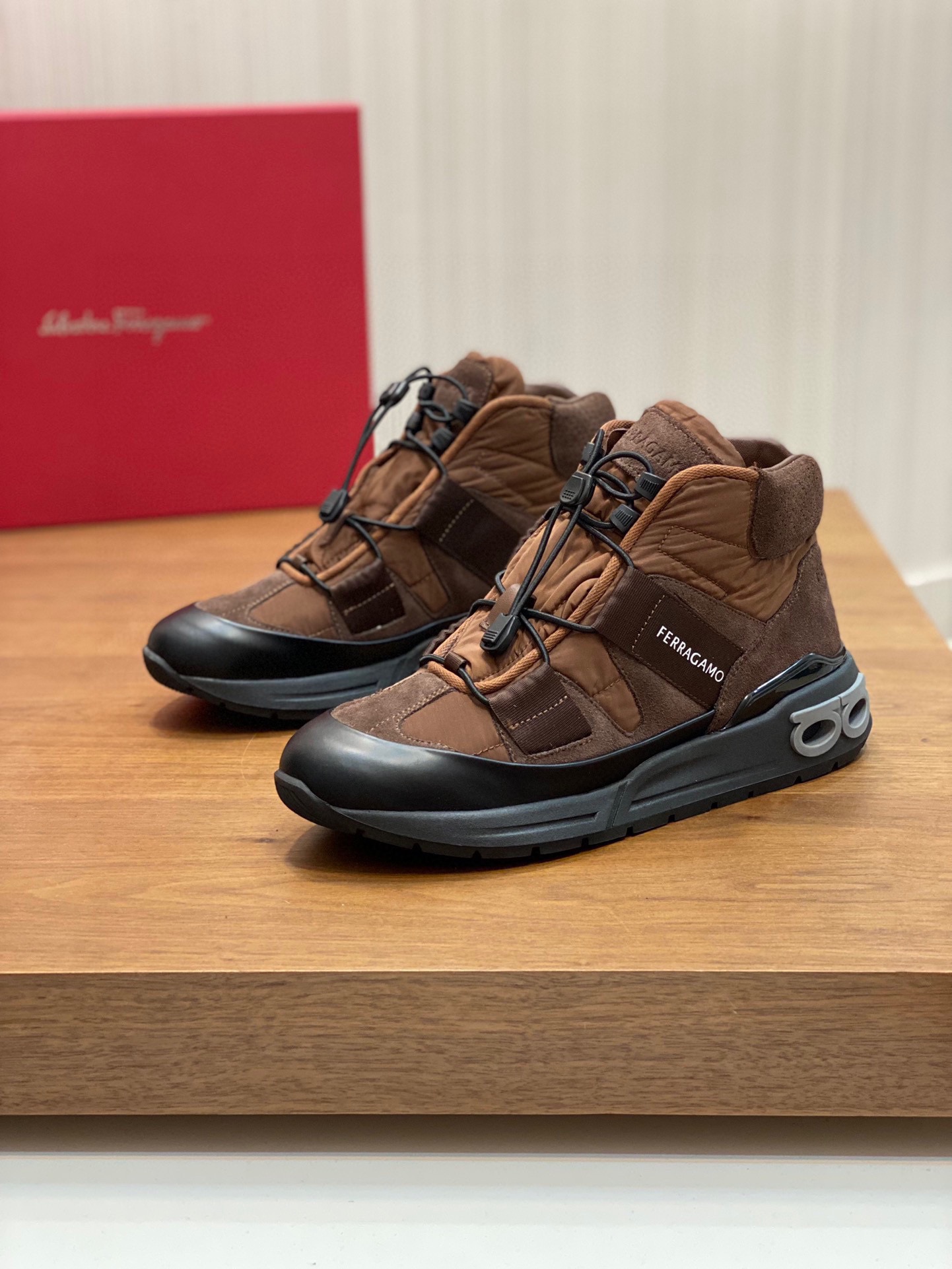 P920 Ferragamo (Ferragamo) official website new winter mid-top casual shoes update 👏 high-quality casual shoes 👟 imported head layer calfskin with official website breathable tarpaulin comfortable and breathable cowhide lining with size: 39 ~ 44 (38 45 customized non-returnable)