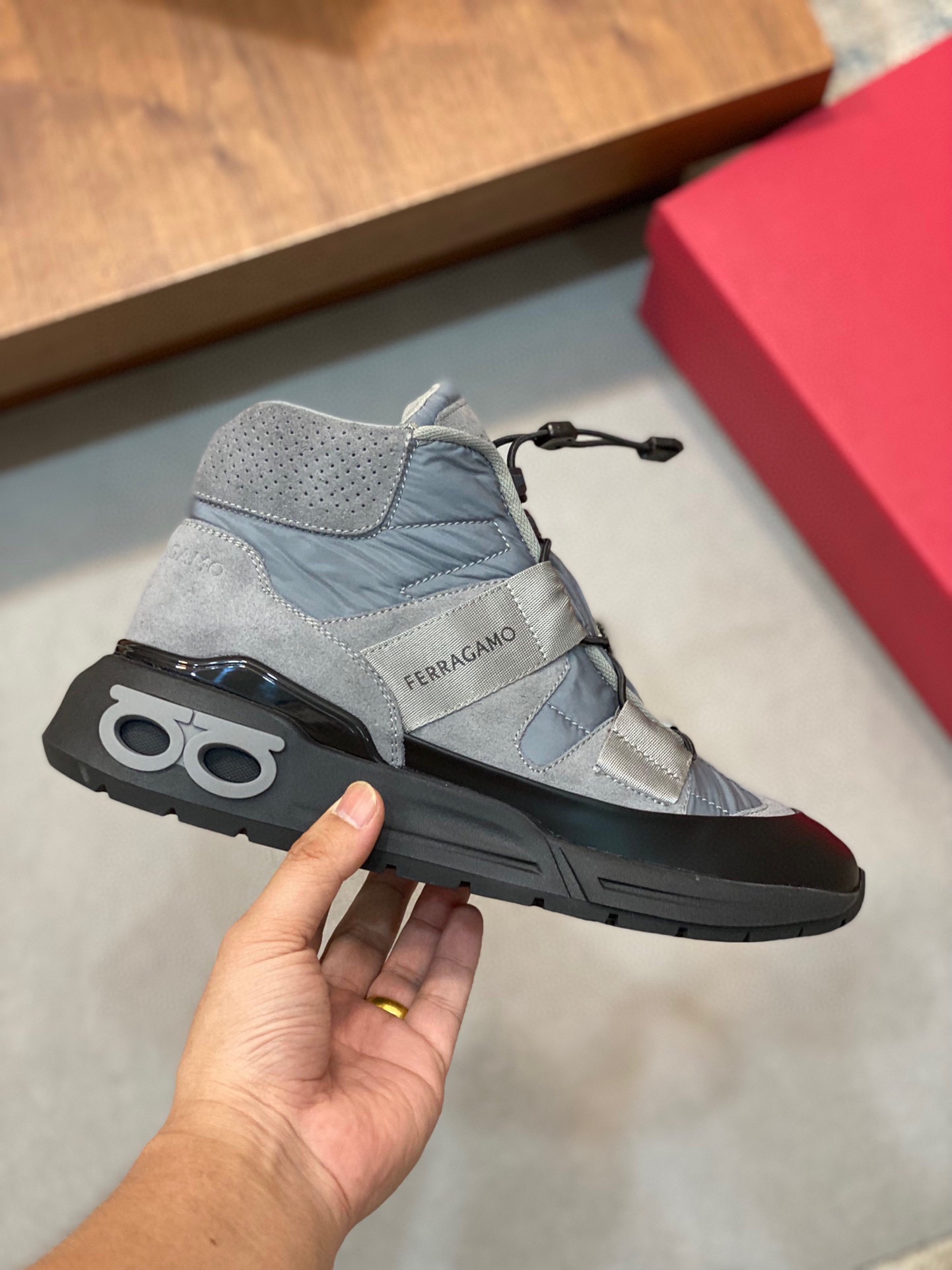 P920 Ferragamo (Ferragamo) official website new winter mid-top casual shoes update 👏 high-quality casual shoes 👟 imported head layer calfskin with official website breathable tarpaulin comfortable and breathable cowhide lining with size: 39 ~ 44 (38 45 customized non-returnable)