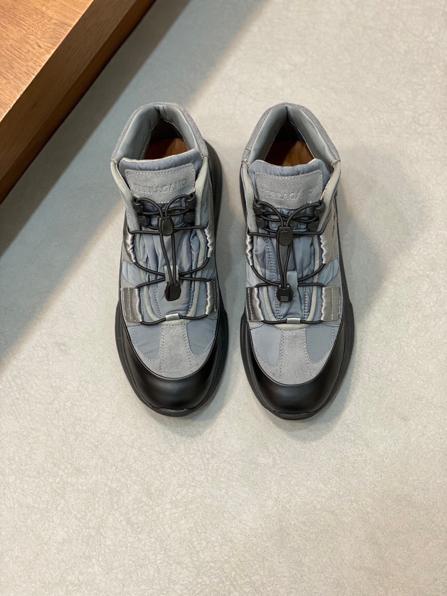 P920 Ferragamo (Ferragamo) official website new winter mid-top casual shoes update 👏 high-quality casual shoes 👟 imported head layer calfskin with official website breathable tarpaulin comfortable and breathable cowhide lining with size: 39 ~ 44 (38 45 customized non-returnable)