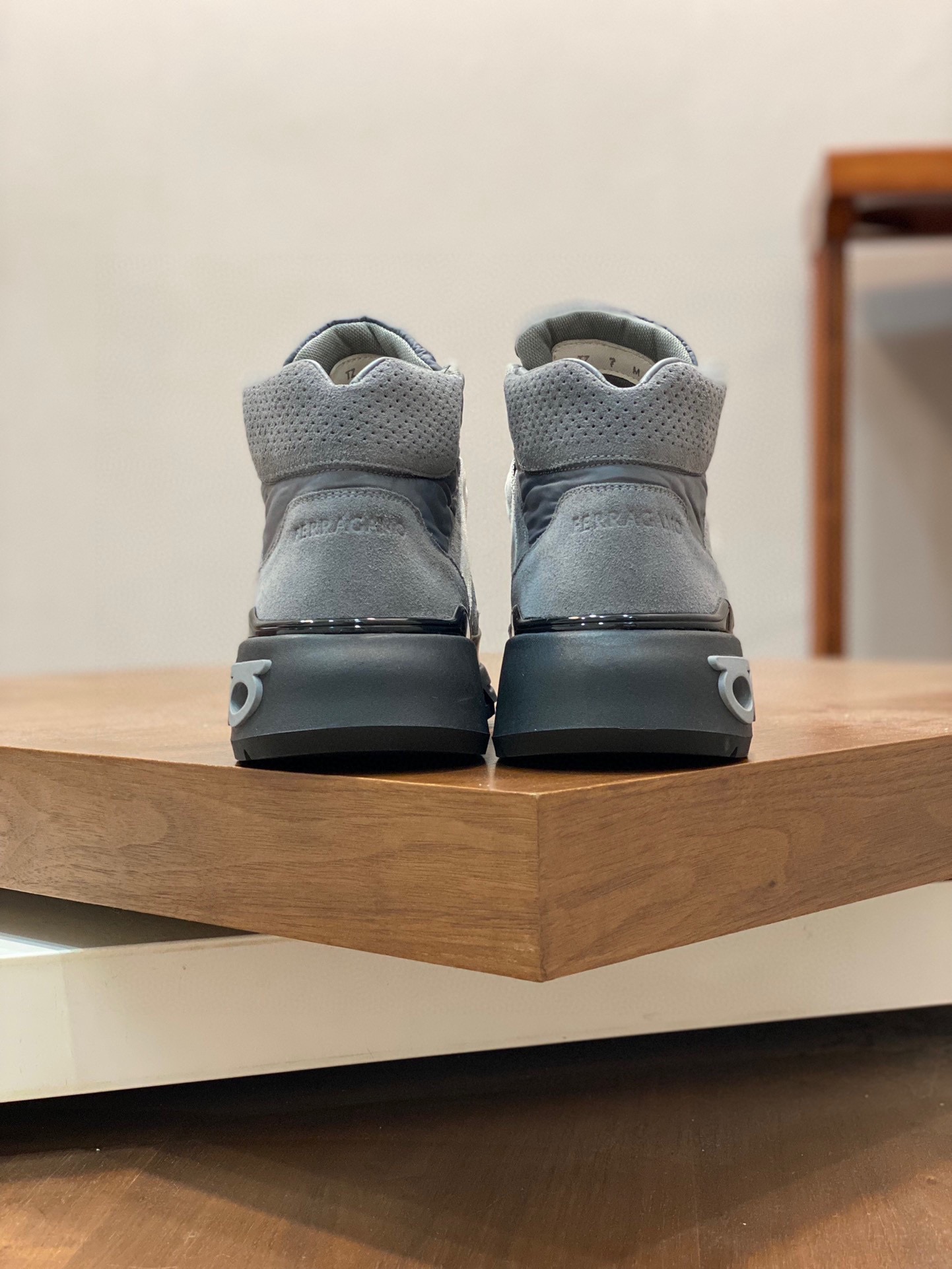 P920 Ferragamo (Ferragamo) official website new winter mid-top casual shoes update 👏 high-quality casual shoes 👟 imported head layer calfskin with official website breathable tarpaulin comfortable and breathable cowhide lining with size: 39 ~ 44 (38 45 customized non-returnable)