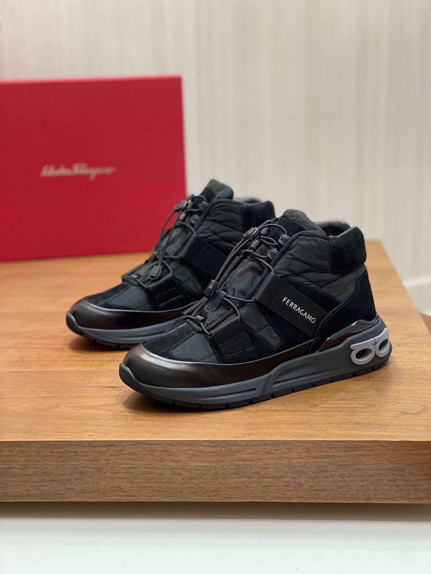 P920 Ferragamo (Ferragamo) official website new winter mid-top casual shoes update 👏 high-quality casual shoes 👟 imported head layer calfskin with official website breathable tarpaulin comfortable and breathable cowhide lining with size: 39 ~ 44 (38 45 customized non-returnable)