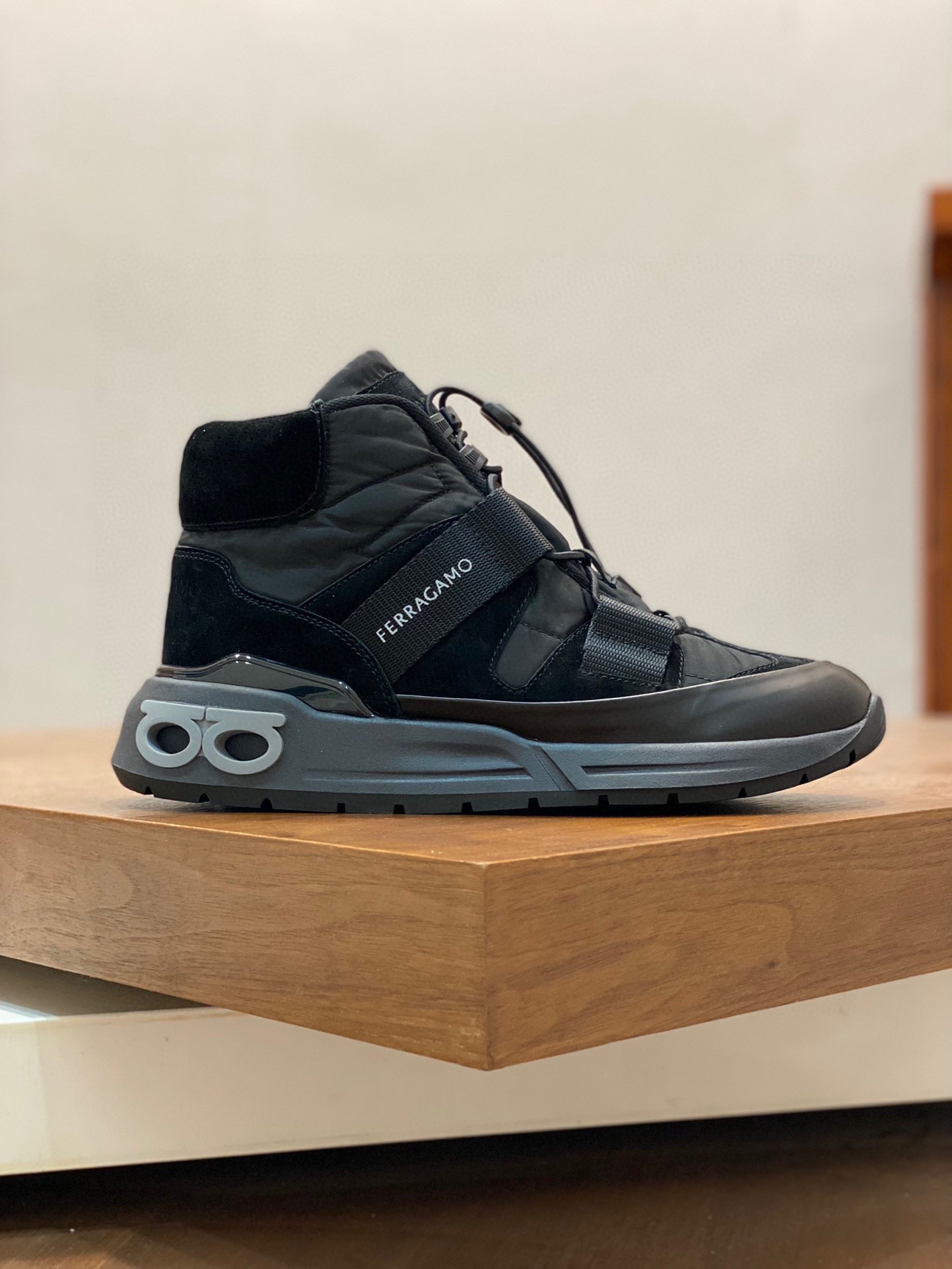 P920 Ferragamo (Ferragamo) official website new winter mid-top casual shoes update 👏 high-quality casual shoes 👟 imported head layer calfskin with official website breathable tarpaulin comfortable and breathable cowhide lining with size: 39 ~ 44 (38 45 customized non-returnable)