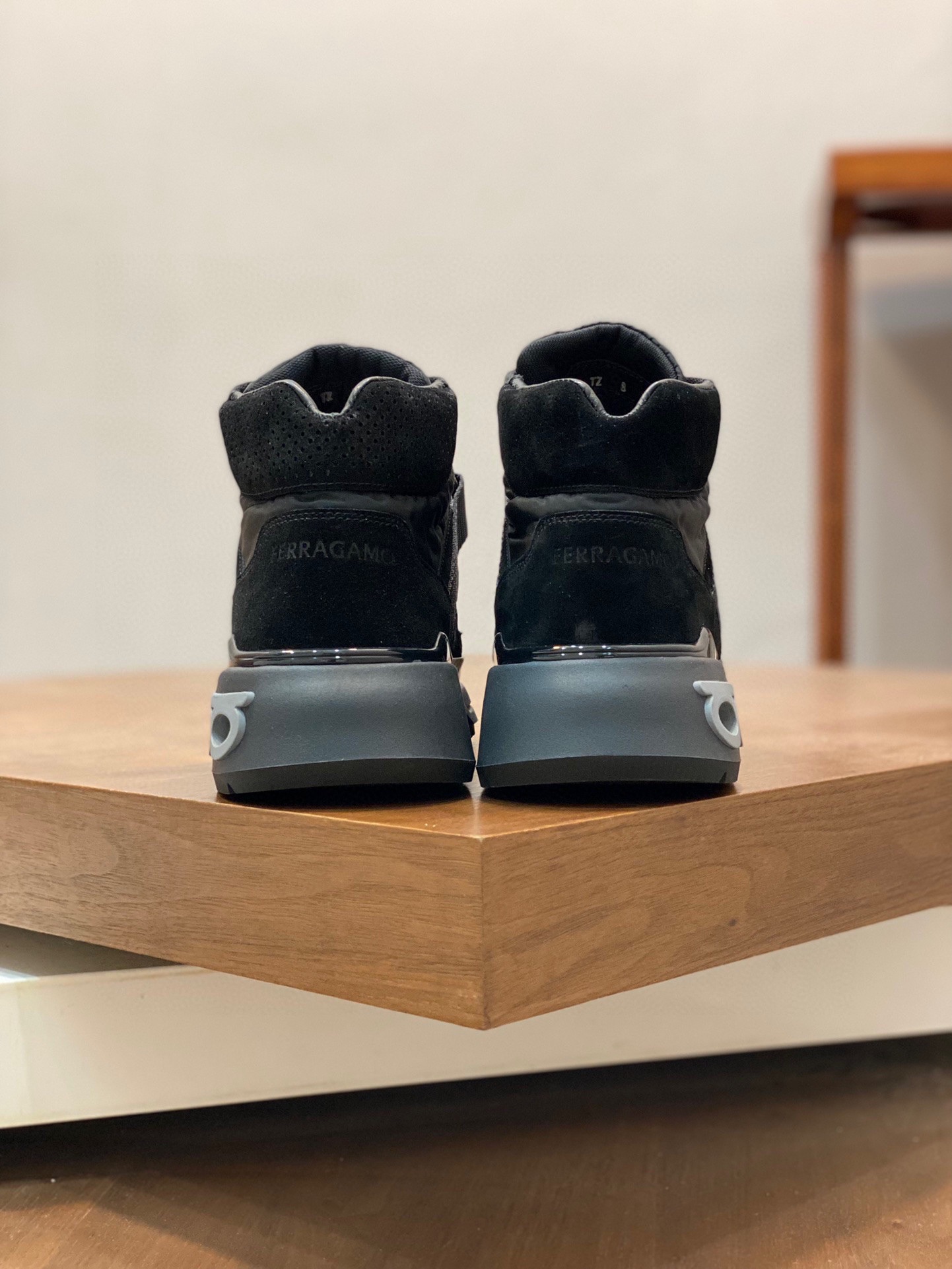 P920 Ferragamo (Ferragamo) official website new winter mid-top casual shoes update 👏 high-quality casual shoes 👟 imported head layer calfskin with official website breathable tarpaulin comfortable and breathable cowhide lining with size: 39 ~ 44 (38 45 customized non-returnable)