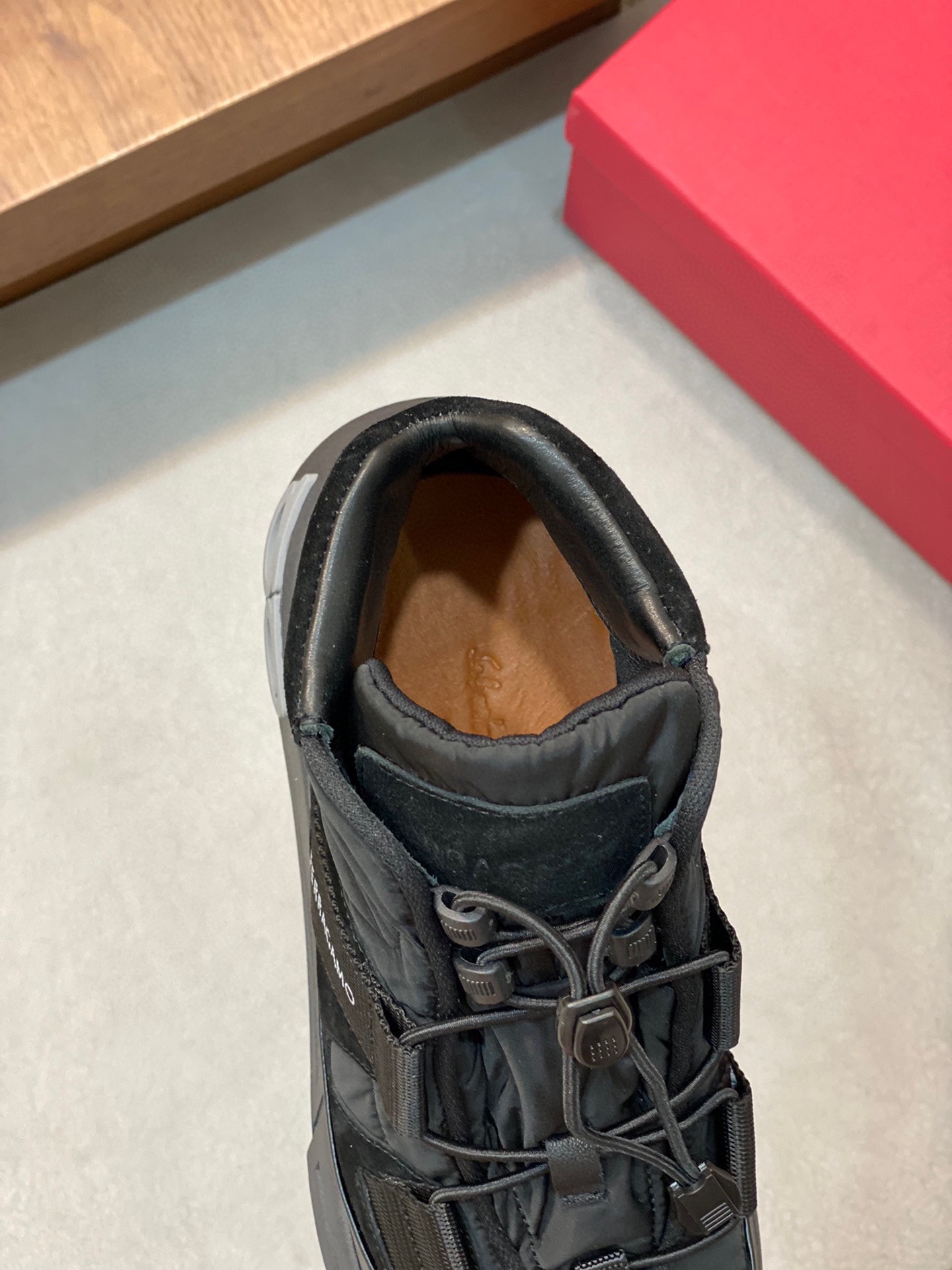 P920 Ferragamo (Ferragamo) official website new winter mid-top casual shoes update 👏 high-quality casual shoes 👟 imported head layer calfskin with official website breathable tarpaulin comfortable and breathable cowhide lining with size: 39 ~ 44 (38 45 customized non-returnable)