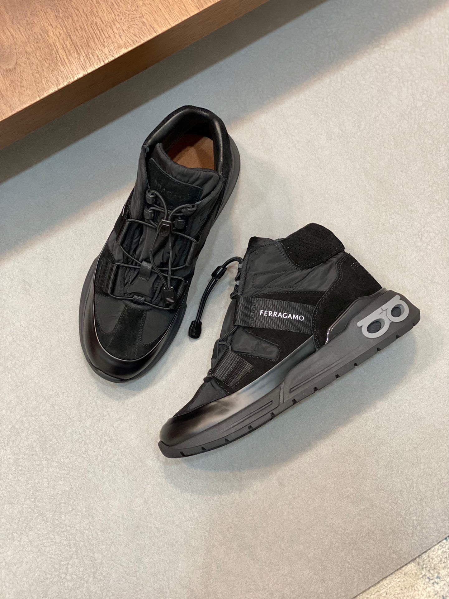 P920 Ferragamo (Ferragamo) official website new winter mid-top casual shoes update 👏 high-quality casual shoes 👟 imported head layer calfskin with official website breathable tarpaulin comfortable and breathable cowhide lining with size: 39 ~ 44 (38 45 customized non-returnable)
