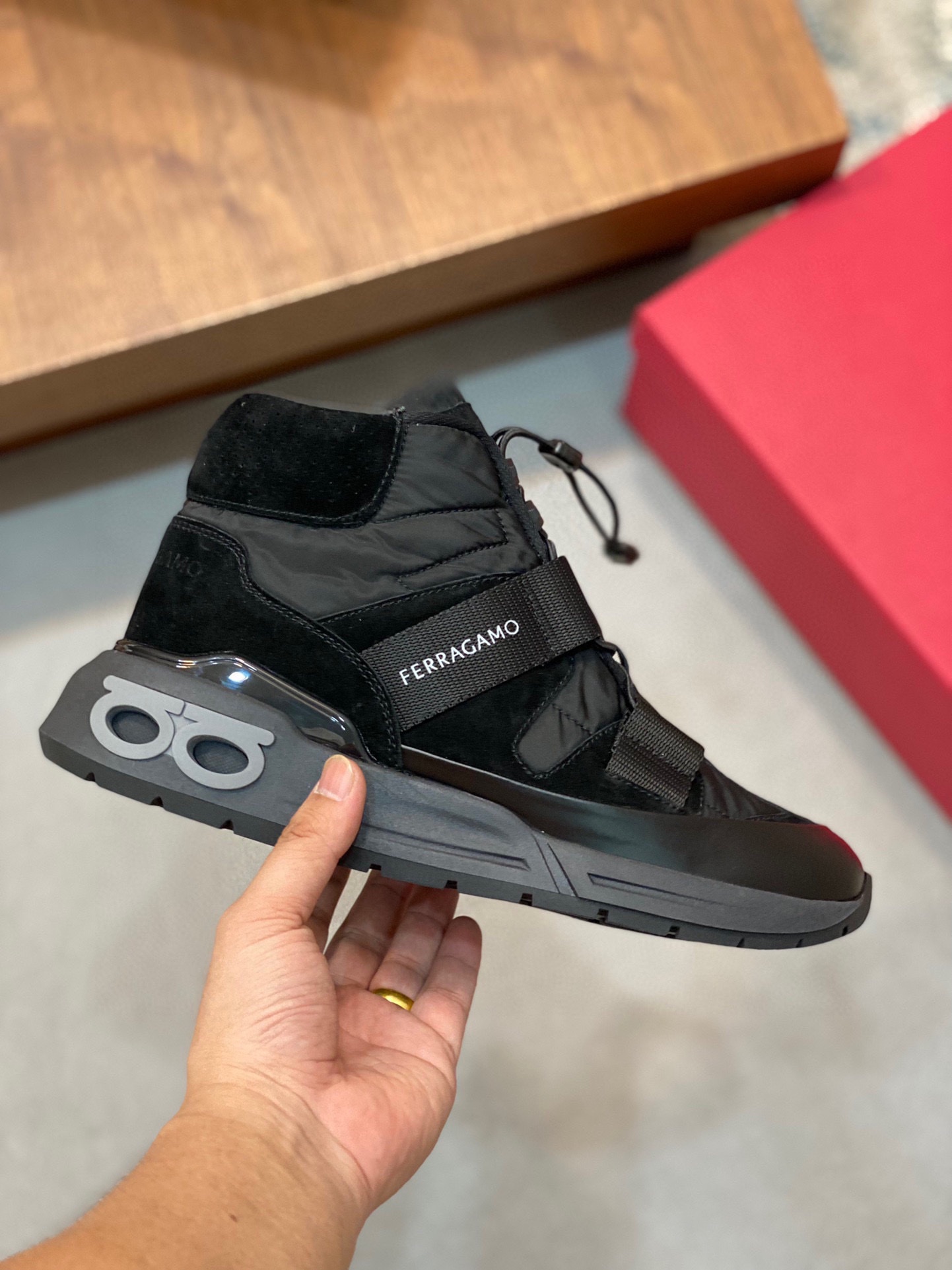 P920 Ferragamo (Ferragamo) official website new winter mid-top casual shoes update 👏 high-quality casual shoes 👟 imported head layer calfskin with official website breathable tarpaulin comfortable and breathable cowhide lining with size: 39 ~ 44 (38 45 customized non-returnable)
