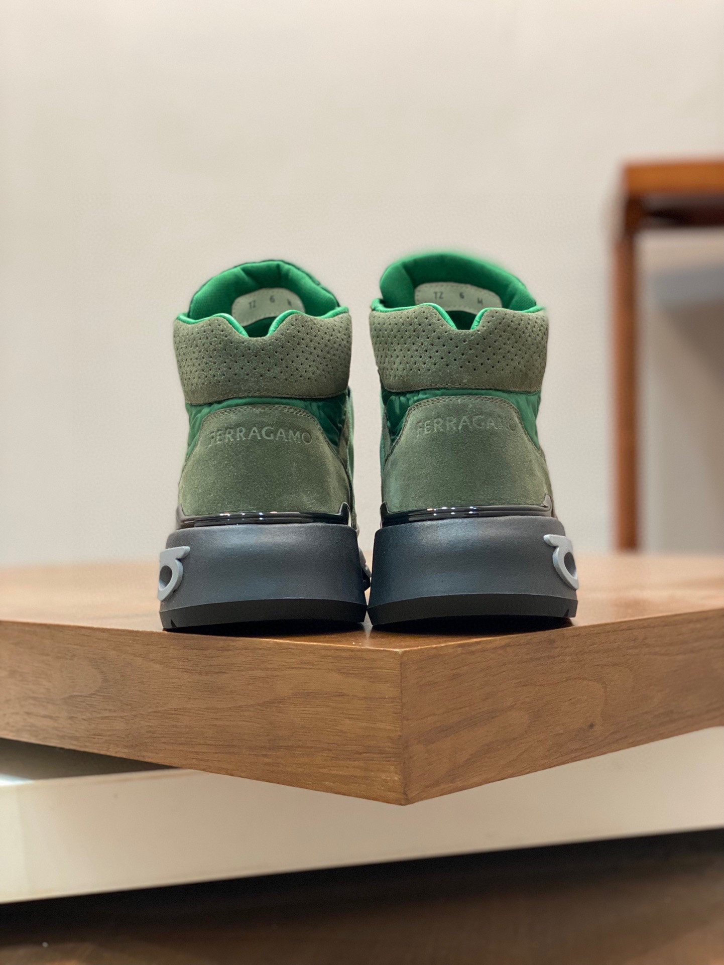 P920 Ferragamo (Ferragamo) official website new winter mid-top casual shoes update 👏 high-quality casual shoes 👟 imported head layer calfskin with official website breathable tarpaulin comfortable and breathable cowhide lining with size: 39 ~ 44 (38 45 customized non-returnable)