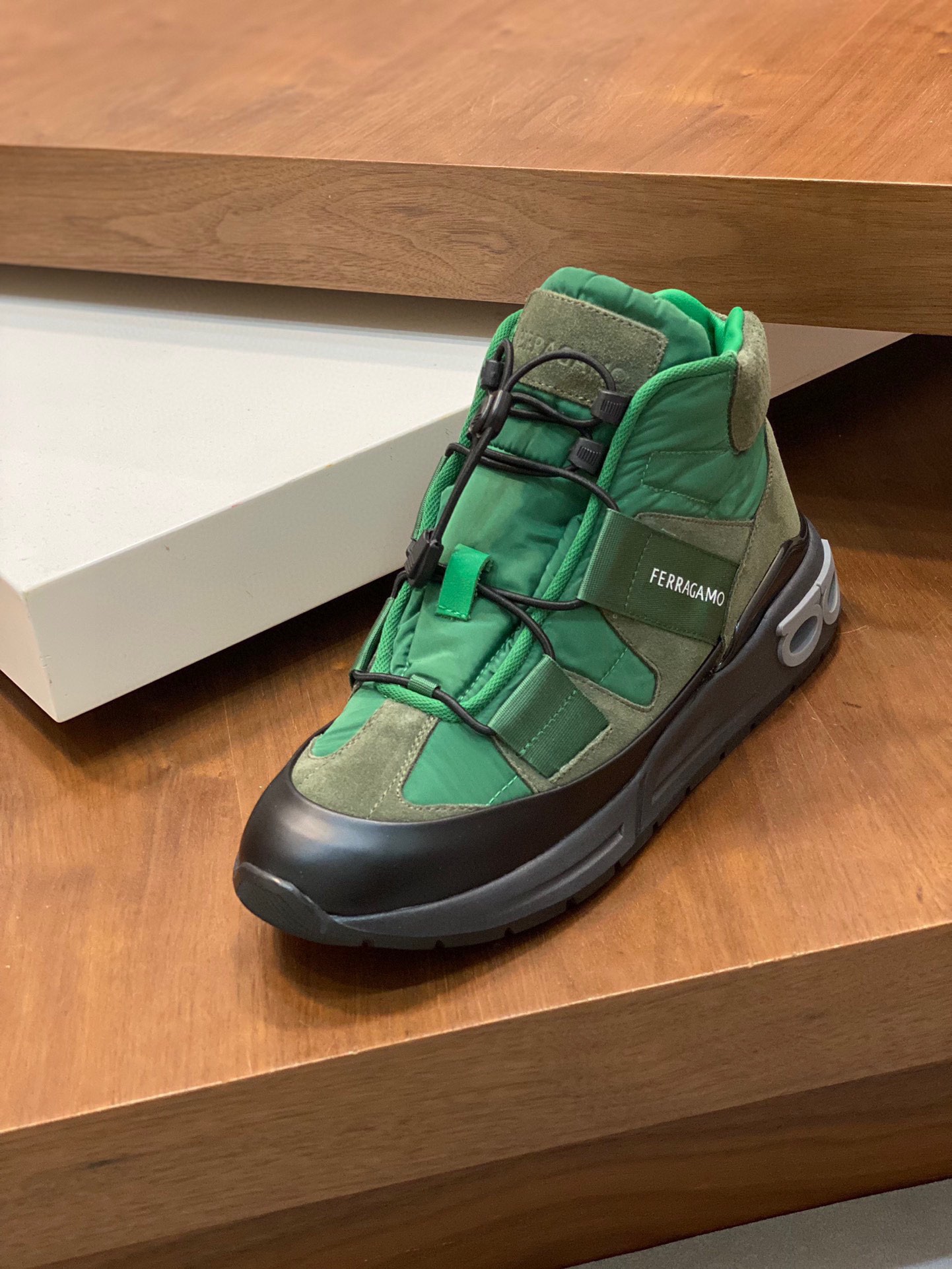 P920 Ferragamo (Ferragamo) official website new winter mid-top casual shoes update 👏 high-quality casual shoes 👟 imported head layer calfskin with official website breathable tarpaulin comfortable and breathable cowhide lining with size: 39 ~ 44 (38 45 customized non-returnable)