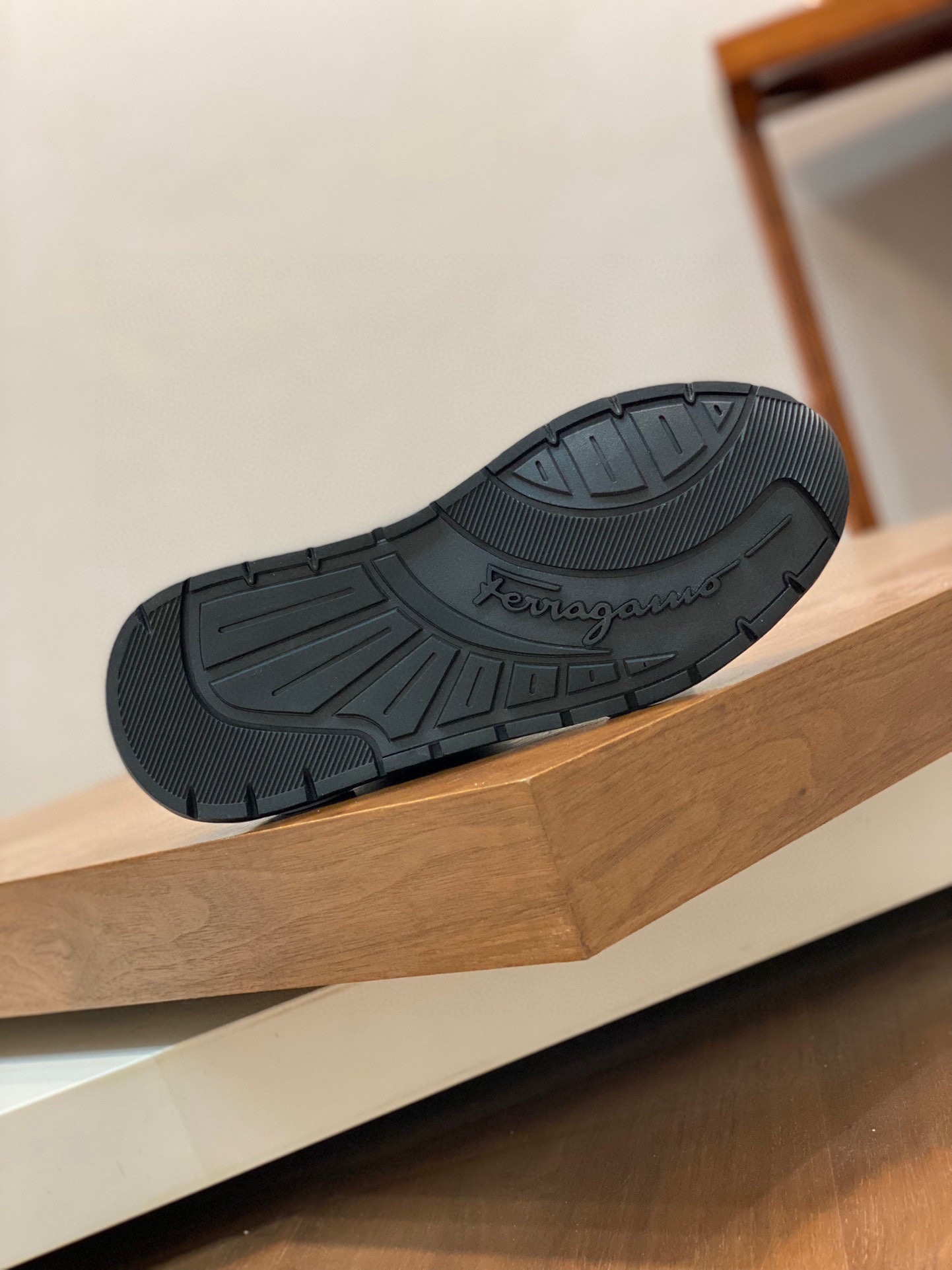 P920 Ferragamo (Ferragamo) official website new winter mid-top casual shoes update 👏 high-quality casual shoes 👟 imported head layer calfskin with official website breathable tarpaulin comfortable and breathable cowhide lining with size: 39 ~ 44 (38 45 customized non-returnable)