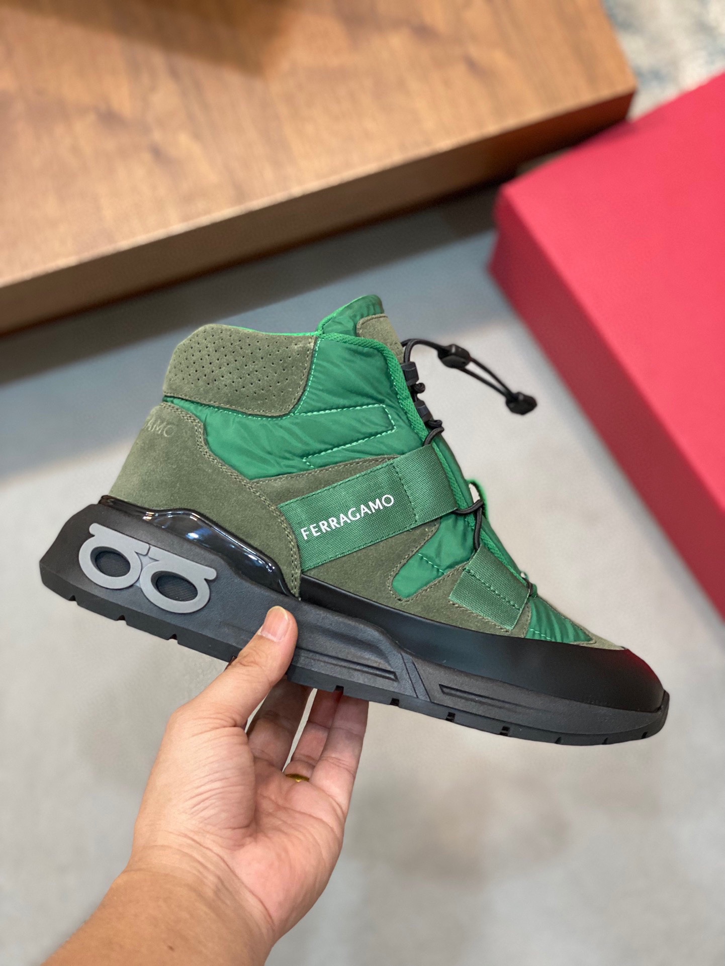 P920 Ferragamo (Ferragamo) official website new winter mid-top casual shoes update 👏 high-quality casual shoes 👟 imported head layer calfskin with official website breathable tarpaulin comfortable and breathable cowhide lining with size: 39 ~ 44 (38 45 customized non-returnable)