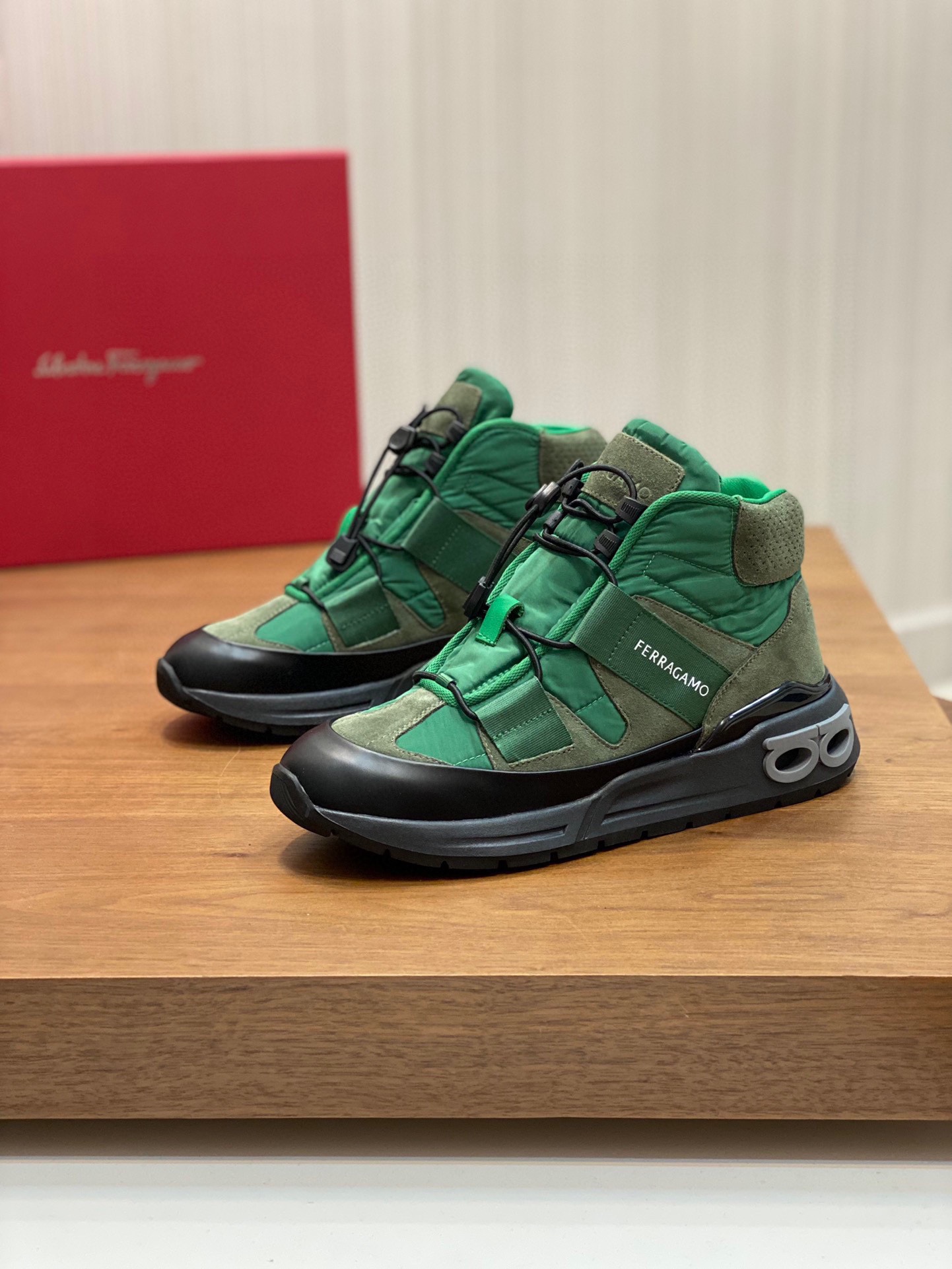 P920 Ferragamo (Ferragamo) official website new winter mid-top casual shoes update 👏 high-quality casual shoes 👟 imported head layer calfskin with official website breathable tarpaulin comfortable and breathable cowhide lining with size: 39 ~ 44 (38 45 customized non-returnable)