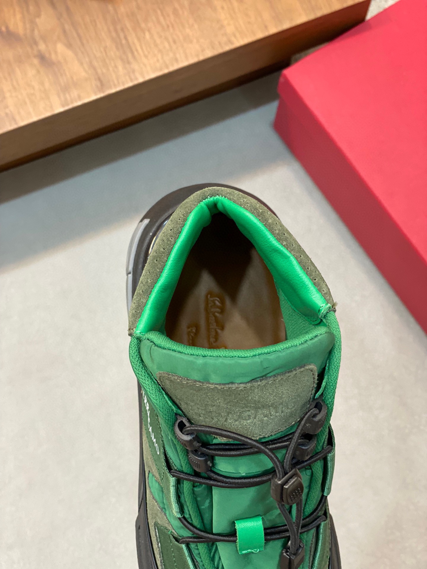 P920 Ferragamo (Ferragamo) official website new winter mid-top casual shoes update 👏 high-quality casual shoes 👟 imported head layer calfskin with official website breathable tarpaulin comfortable and breathable cowhide lining with size: 39 ~ 44 (38 45 customized non-returnable)