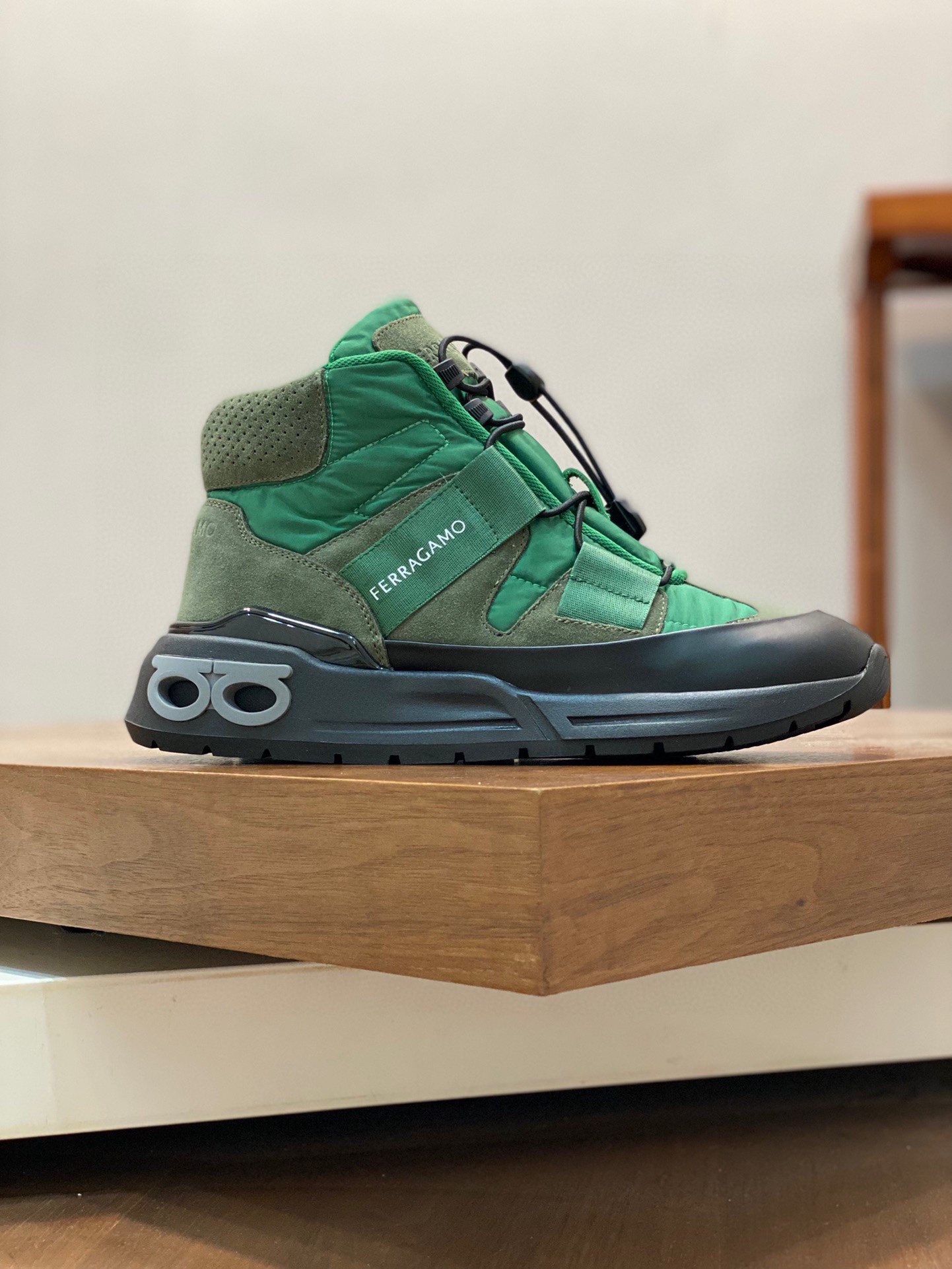 P920 Ferragamo (Ferragamo) official website new winter mid-top casual shoes update 👏 high-quality casual shoes 👟 imported head layer calfskin with official website breathable tarpaulin comfortable and breathable cowhide lining with size: 39 ~ 44 (38 45 customized non-returnable)