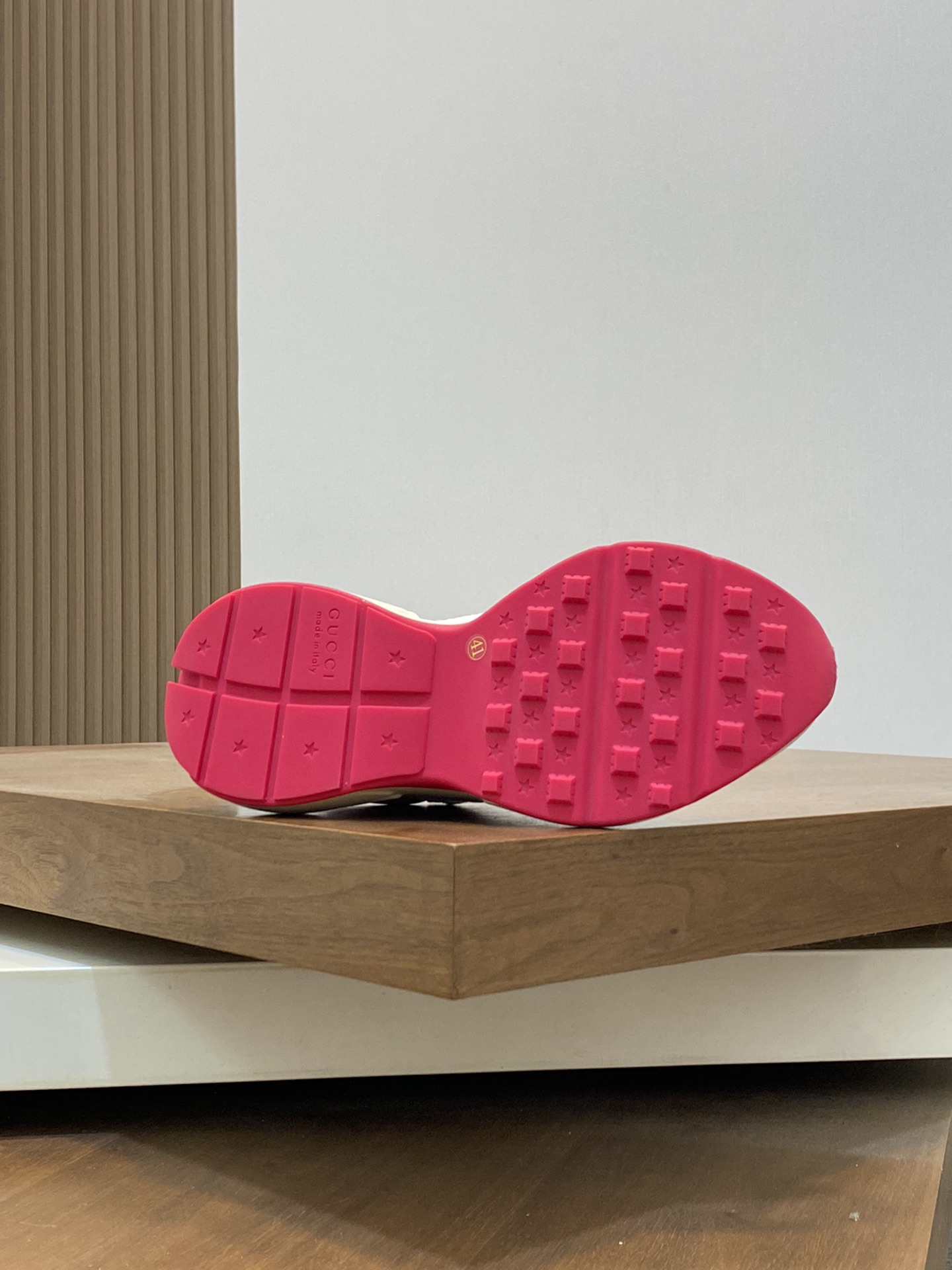 P900🔵GUCCI Italian Gucci pops shoes 🔜quality🔜!2️⃣ years of accumulation of doing pops shoes original disassembly took more than 3 months of research and development finally came out! Ruthless goods worth waiting for! Couple 👫 models 🔜 four seasons versatile 🔜 fashion 🔜 personality 🔜 distinctive 🔵 a full range of more than 100 layout welcome to consult the picture Outsole: the latest original development of the TPU Uppers: Imported first layer silk Cowhide 🐮 Lining: the original A grade mixed sheepskin 🐮 Cushioning: the original A grade imported cowhide 💯 counter genuine full set of packaging midsole latex pads with LOGO set of lasts oiled edges air-pressure marking process to support the NFC anti-fake chip detection! Yardage: women's code 35-41 men's code 38-46 (women 35 41 men 38 45 46 customized)
