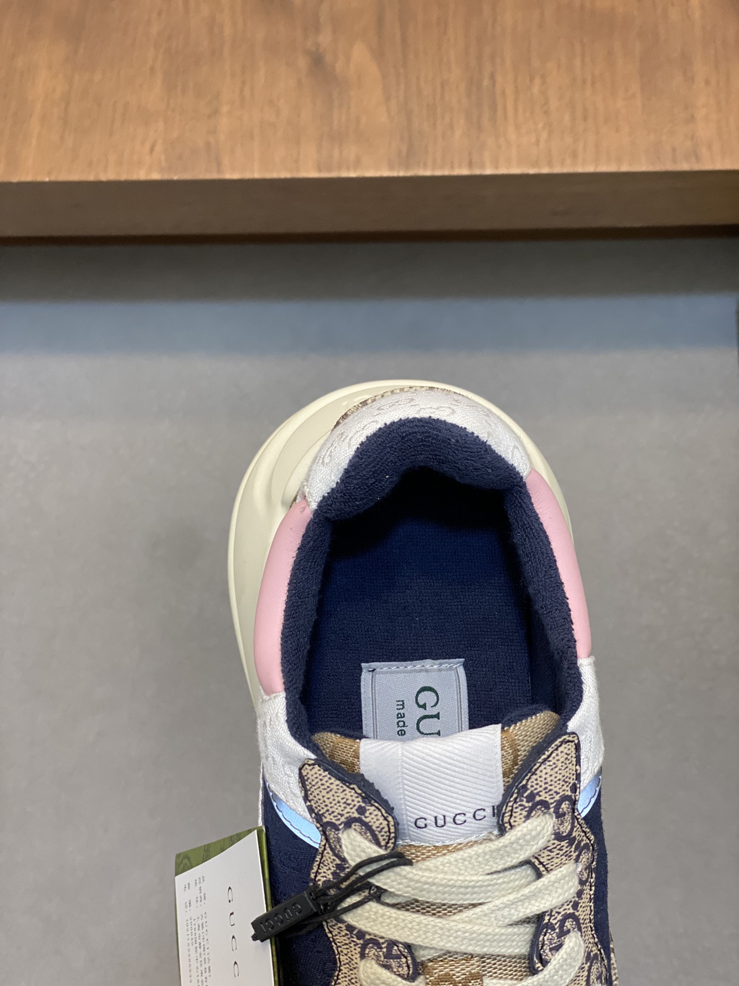 P900🔵GUCCI Italian Gucci pops shoes 🔜quality🔜!2️⃣ years of accumulation of doing pops shoes original disassembly took more than 3 months of research and development finally came out! Ruthless goods worth waiting for! Couple 👫 models 🔜 four seasons versatile 🔜 fashion 🔜 personality 🔜 distinctive 🔵 a full range of more than 100 layout welcome to consult the picture Outsole: the latest original development of the TPU Uppers: Imported first layer silk Cowhide 🐮 Lining: the original A grade mixed sheepskin 🐮 Cushioning: the original A grade imported cowhide 💯 counter genuine full set of packaging midsole latex pads with LOGO set of lasts oiled edges air-pressure marking process to support the NFC anti-fake chip detection! Yardage: women's code 35-41 men's code 38-46 (women 35 41 men 38 45 46 customized)