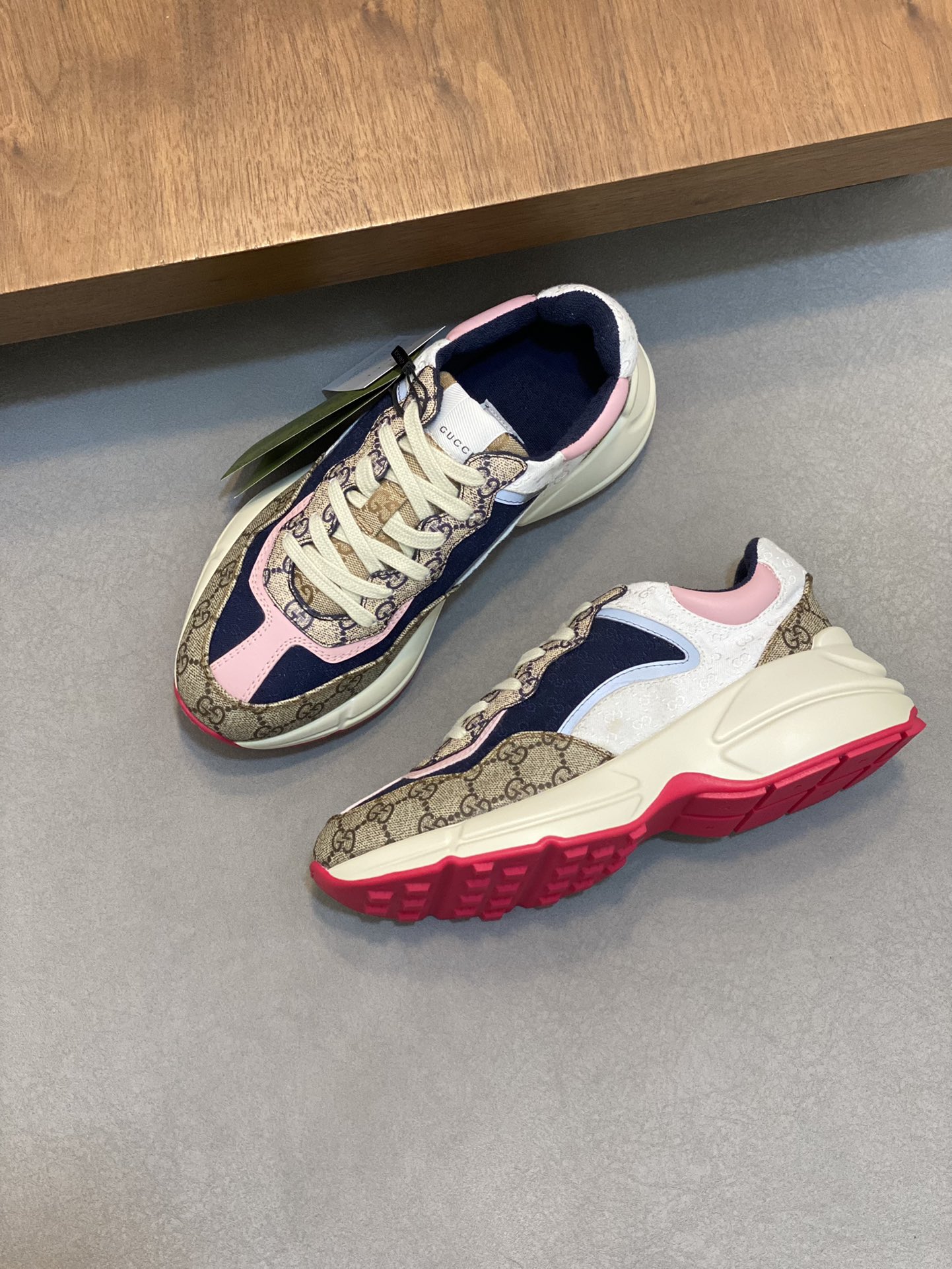 P900🔵GUCCI Italian Gucci pops shoes 🔜quality🔜!2️⃣ years of accumulation of doing pops shoes original disassembly took more than 3 months of research and development finally came out! Ruthless goods worth waiting for! Couple 👫 models 🔜 four seasons versatile 🔜 fashion 🔜 personality 🔜 distinctive 🔵 a full range of more than 100 layout welcome to consult the picture Outsole: the latest original development of the TPU Uppers: Imported first layer silk Cowhide 🐮 Lining: the original A grade mixed sheepskin 🐮 Cushioning: the original A grade imported cowhide 💯 counter genuine full set of packaging midsole latex pads with LOGO set of lasts oiled edges air-pressure marking process to support the NFC anti-fake chip detection! Yardage: women's code 35-41 men's code 38-46 (women 35 41 men 38 45 46 customized)