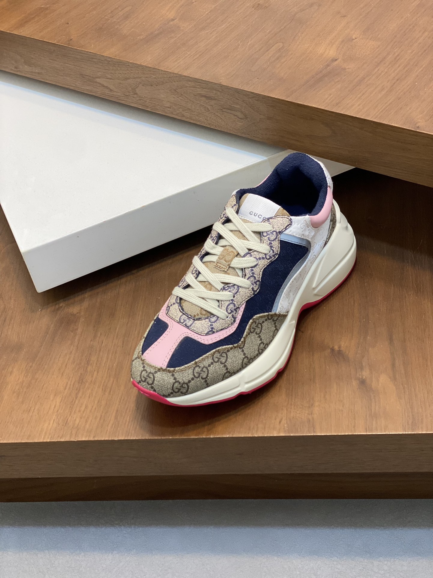 P900🔵GUCCI Italian Gucci pops shoes 🔜quality🔜!2️⃣ years of accumulation of doing pops shoes original disassembly took more than 3 months of research and development finally came out! Ruthless goods worth waiting for! Couple 👫 models 🔜 four seasons versatile 🔜 fashion 🔜 personality 🔜 distinctive 🔵 a full range of more than 100 layout welcome to consult the picture Outsole: the latest original development of the TPU Uppers: Imported first layer silk Cowhide 🐮 Lining: the original A grade mixed sheepskin 🐮 Cushioning: the original A grade imported cowhide 💯 counter genuine full set of packaging midsole latex pads with LOGO set of lasts oiled edges air-pressure marking process to support the NFC anti-fake chip detection! Yardage: women's code 35-41 men's code 38-46 (women 35 41 men 38 45 46 customized)