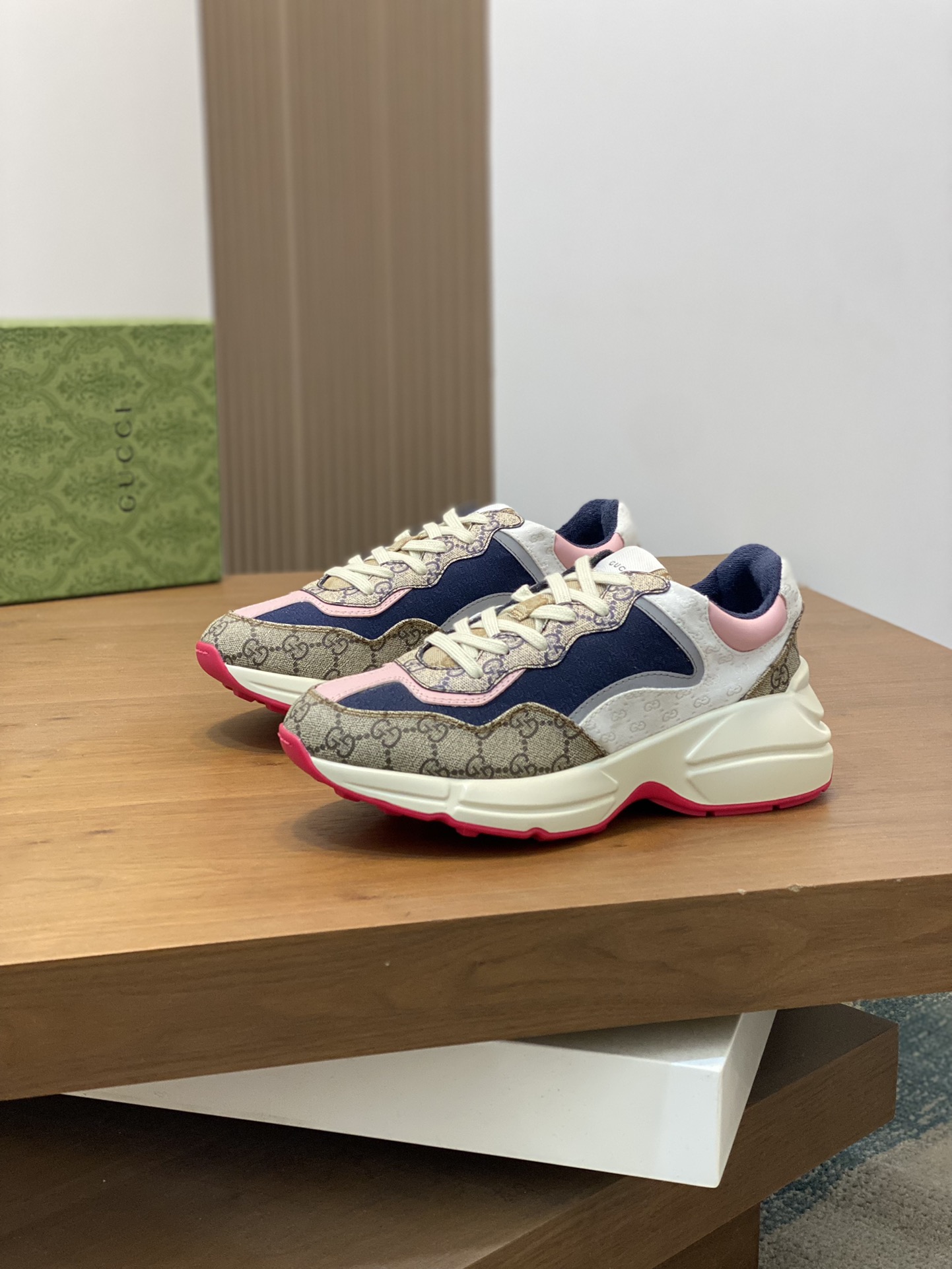 P900🔵GUCCI Italian Gucci pops shoes 🔜quality🔜!2️⃣ years of accumulation of doing pops shoes original disassembly took more than 3 months of research and development finally came out! Ruthless goods worth waiting for! Couple 👫 models 🔜 four seasons versatile 🔜 fashion 🔜 personality 🔜 distinctive 🔵 a full range of more than 100 layout welcome to consult the picture Outsole: the latest original development of the TPU Uppers: Imported first layer silk Cowhide 🐮 Lining: the original A grade mixed sheepskin 🐮 Cushioning: the original A grade imported cowhide 💯 counter genuine full set of packaging midsole latex pads with LOGO set of lasts oiled edges air-pressure marking process to support the NFC anti-fake chip detection! Yardage: women's code 35-41 men's code 38-46 (women 35 41 men 38 45 46 customized)