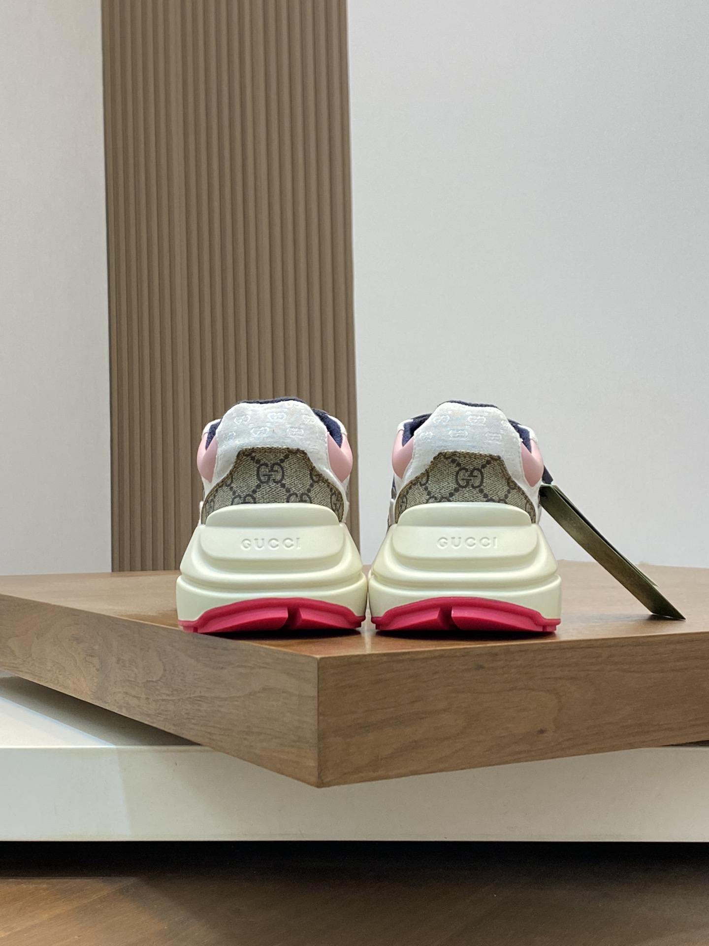 P900🔵GUCCI Italian Gucci pops shoes 🔜quality🔜!2️⃣ years of accumulation of doing pops shoes original disassembly took more than 3 months of research and development finally came out! Ruthless goods worth waiting for! Couple 👫 models 🔜 four seasons versatile 🔜 fashion 🔜 personality 🔜 distinctive 🔵 a full range of more than 100 layout welcome to consult the picture Outsole: the latest original development of the TPU Uppers: Imported first layer silk Cowhide 🐮 Lining: the original A grade mixed sheepskin 🐮 Cushioning: the original A grade imported cowhide 💯 counter genuine full set of packaging midsole latex pads with LOGO set of lasts oiled edges air-pressure marking process to support the NFC anti-fake chip detection! Yardage: women's code 35-41 men's code 38-46 (women 35 41 men 38 45 46 customized)