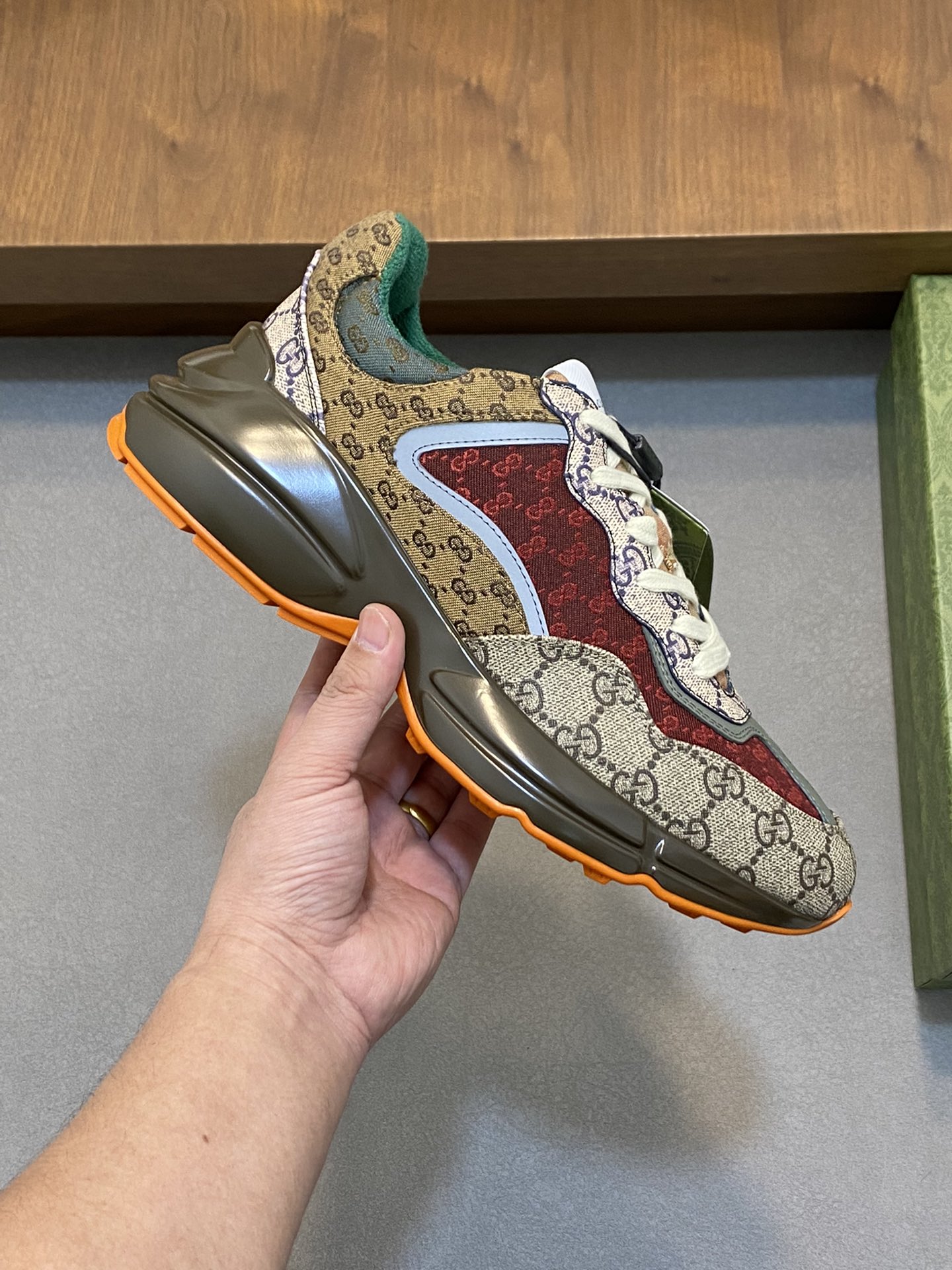P900🔵GUCCI Italian Gucci pops shoes 🔜quality🔜!2️⃣ years of accumulation of doing pops shoes original disassembly took more than 3 months of research and development finally came out! Ruthless goods worth waiting for! Couple 👫 models 🔜 four seasons versatile 🔜 fashion 🔜 personality 🔜 distinctive 🔵 a full range of more than 100 layout welcome to consult the picture Outsole: the latest original development of the TPU Uppers: Imported first layer silk Cowhide 🐮 Lining: the original A grade mixed sheepskin 🐮 Cushioning: the original A grade imported cowhide 💯 counter genuine full set of packaging midsole latex pads with LOGO set of lasts oiled edges air-pressure marking process to support the NFC anti-fake chip detection! Yardage: women's code 35-41 men's code 38-46 (women 35 41 men 38 45 46 customized)