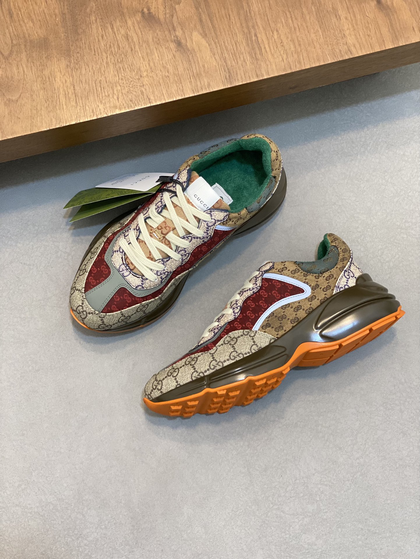 P900🔵GUCCI Italian Gucci pops shoes 🔜quality🔜!2️⃣ years of accumulation of doing pops shoes original disassembly took more than 3 months of research and development finally came out! Ruthless goods worth waiting for! Couple 👫 models 🔜 four seasons versatile 🔜 fashion 🔜 personality 🔜 distinctive 🔵 a full range of more than 100 layout welcome to consult the picture Outsole: the latest original development of the TPU Uppers: Imported first layer silk Cowhide 🐮 Lining: the original A grade mixed sheepskin 🐮 Cushioning: the original A grade imported cowhide 💯 counter genuine full set of packaging midsole latex pads with LOGO set of lasts oiled edges air-pressure marking process to support the NFC anti-fake chip detection! Yardage: women's code 35-41 men's code 38-46 (women 35 41 men 38 45 46 customized)
