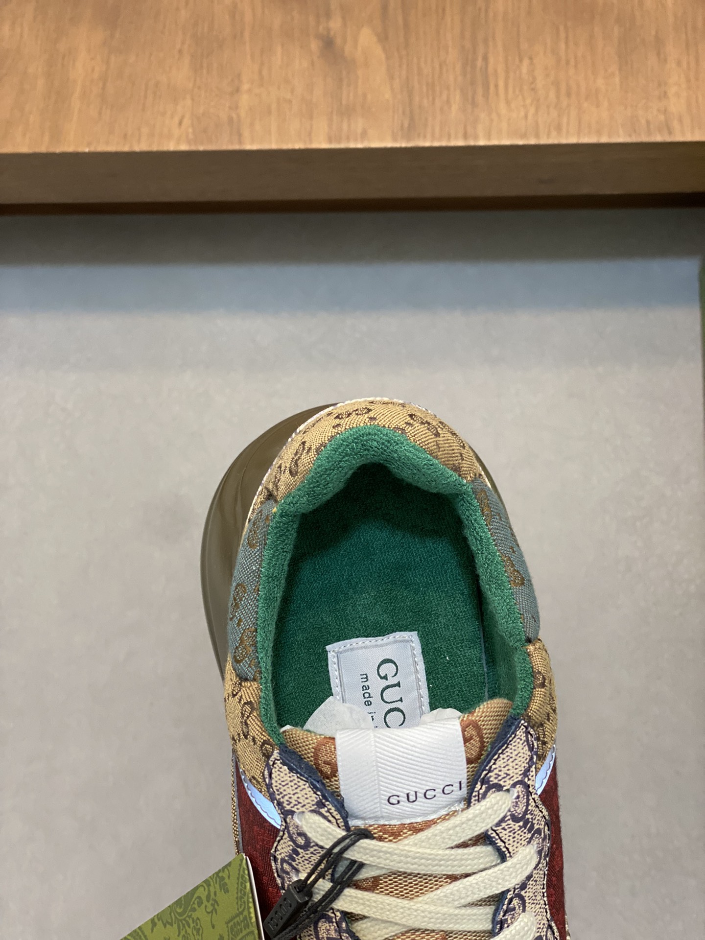 P900🔵GUCCI Italian Gucci pops shoes 🔜quality🔜!2️⃣ years of accumulation of doing pops shoes original disassembly took more than 3 months of research and development finally came out! Ruthless goods worth waiting for! Couple 👫 models 🔜 four seasons versatile 🔜 fashion 🔜 personality 🔜 distinctive 🔵 a full range of more than 100 layout welcome to consult the picture Outsole: the latest original development of the TPU Uppers: Imported first layer silk Cowhide 🐮 Lining: the original A grade mixed sheepskin 🐮 Cushioning: the original A grade imported cowhide 💯 counter genuine full set of packaging midsole latex pads with LOGO set of lasts oiled edges air-pressure marking process to support the NFC anti-fake chip detection! Yardage: women's code 35-41 men's code 38-46 (women 35 41 men 38 45 46 customized)