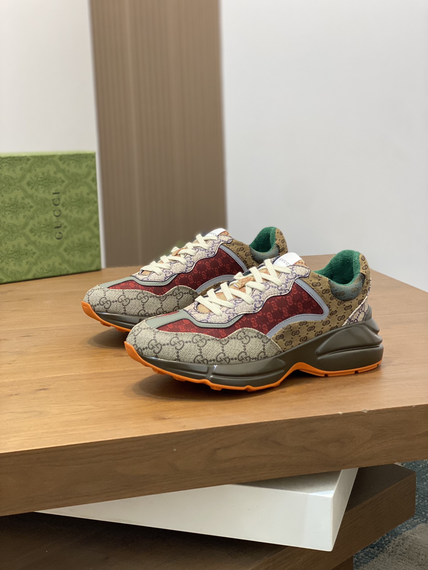 P900🔵GUCCI Italian Gucci pops shoes 🔜quality🔜!2️⃣ years of accumulation of doing pops shoes original disassembly took more than 3 months of research and development finally came out! Ruthless goods worth waiting for! Couple 👫 models 🔜 four seasons versatile 🔜 fashion 🔜 personality 🔜 distinctive 🔵 a full range of more than 100 layout welcome to consult the picture Outsole: the latest original development of the TPU Uppers: Imported first layer silk Cowhide 🐮 Lining: the original A grade mixed sheepskin 🐮 Cushioning: the original A grade imported cowhide 💯 counter genuine full set of packaging midsole latex pads with LOGO set of lasts oiled edges air-pressure marking process to support the NFC anti-fake chip detection! Yardage: women's code 35-41 men's code 38-46 (women 35 41 men 38 45 46 customized)