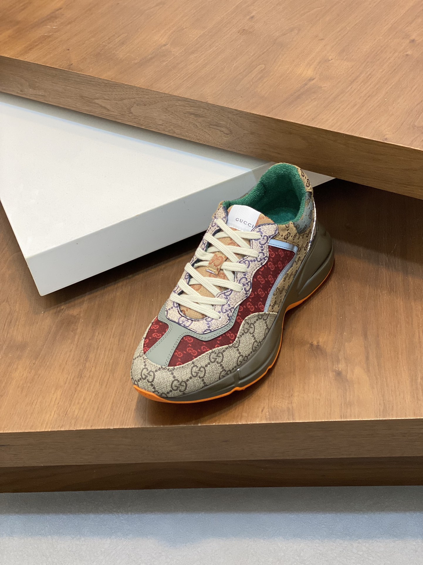 P900🔵GUCCI Italian Gucci pops shoes 🔜quality🔜!2️⃣ years of accumulation of doing pops shoes original disassembly took more than 3 months of research and development finally came out! Ruthless goods worth waiting for! Couple 👫 models 🔜 four seasons versatile 🔜 fashion 🔜 personality 🔜 distinctive 🔵 a full range of more than 100 layout welcome to consult the picture Outsole: the latest original development of the TPU Uppers: Imported first layer silk Cowhide 🐮 Lining: the original A grade mixed sheepskin 🐮 Cushioning: the original A grade imported cowhide 💯 counter genuine full set of packaging midsole latex pads with LOGO set of lasts oiled edges air-pressure marking process to support the NFC anti-fake chip detection! Yardage: women's code 35-41 men's code 38-46 (women 35 41 men 38 45 46 customized)