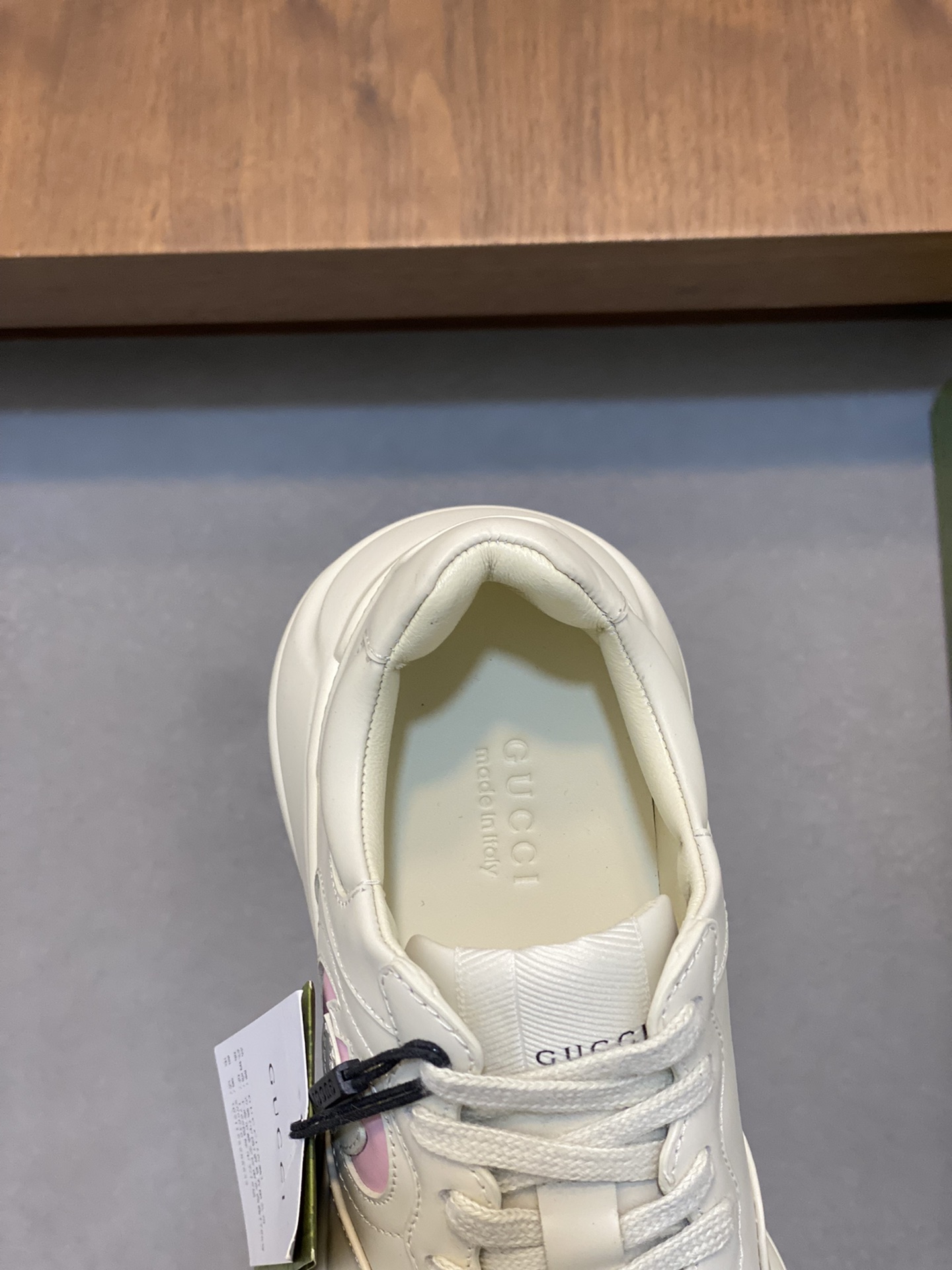 P900🔵GUCCI Italian Gucci pops shoes 🔜quality🔜!2️⃣ years of accumulation of doing pops shoes original disassembly took more than 3 months of research and development finally came out! Ruthless goods worth waiting for! Couple 👫 models 🔜 four seasons versatile 🔜 fashion 🔜 personality 🔜 distinctive 🔵 a full range of more than 100 layout welcome to consult the picture Outsole: the latest original development of the TPU Uppers: Imported first layer silk Cowhide 🐮 Lining: the original A grade mixed sheepskin 🐮 Cushioning: the original A grade imported cowhide 💯 counter genuine full set of packaging midsole latex pads with LOGO set of lasts oiled edges air-pressure marking process to support the NFC anti-fake chip detection! Yardage: women's code 35-41 men's code 38-46 (women 35 41 men 38 45 46 customized)