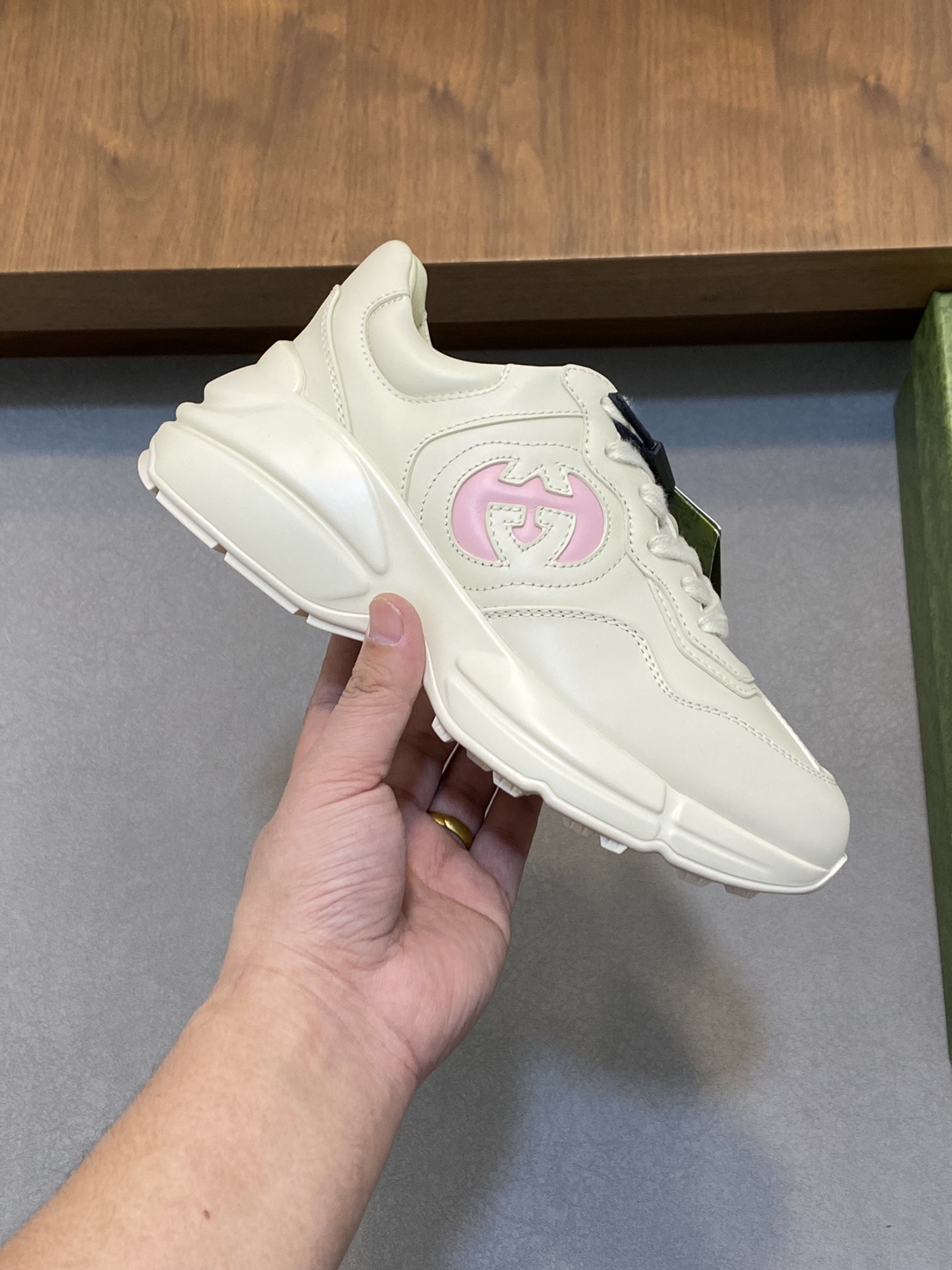 P900🔵GUCCI Italian Gucci pops shoes 🔜quality🔜!2️⃣ years of accumulation of doing pops shoes original disassembly took more than 3 months of research and development finally came out! Ruthless goods worth waiting for! Couple 👫 models 🔜 four seasons versatile 🔜 fashion 🔜 personality 🔜 distinctive 🔵 a full range of more than 100 layout welcome to consult the picture Outsole: the latest original development of the TPU Uppers: Imported first layer silk Cowhide 🐮 Lining: the original A grade mixed sheepskin 🐮 Cushioning: the original A grade imported cowhide 💯 counter genuine full set of packaging midsole latex pads with LOGO set of lasts oiled edges air-pressure marking process to support the NFC anti-fake chip detection! Yardage: women's code 35-41 men's code 38-46 (women 35 41 men 38 45 46 customized)