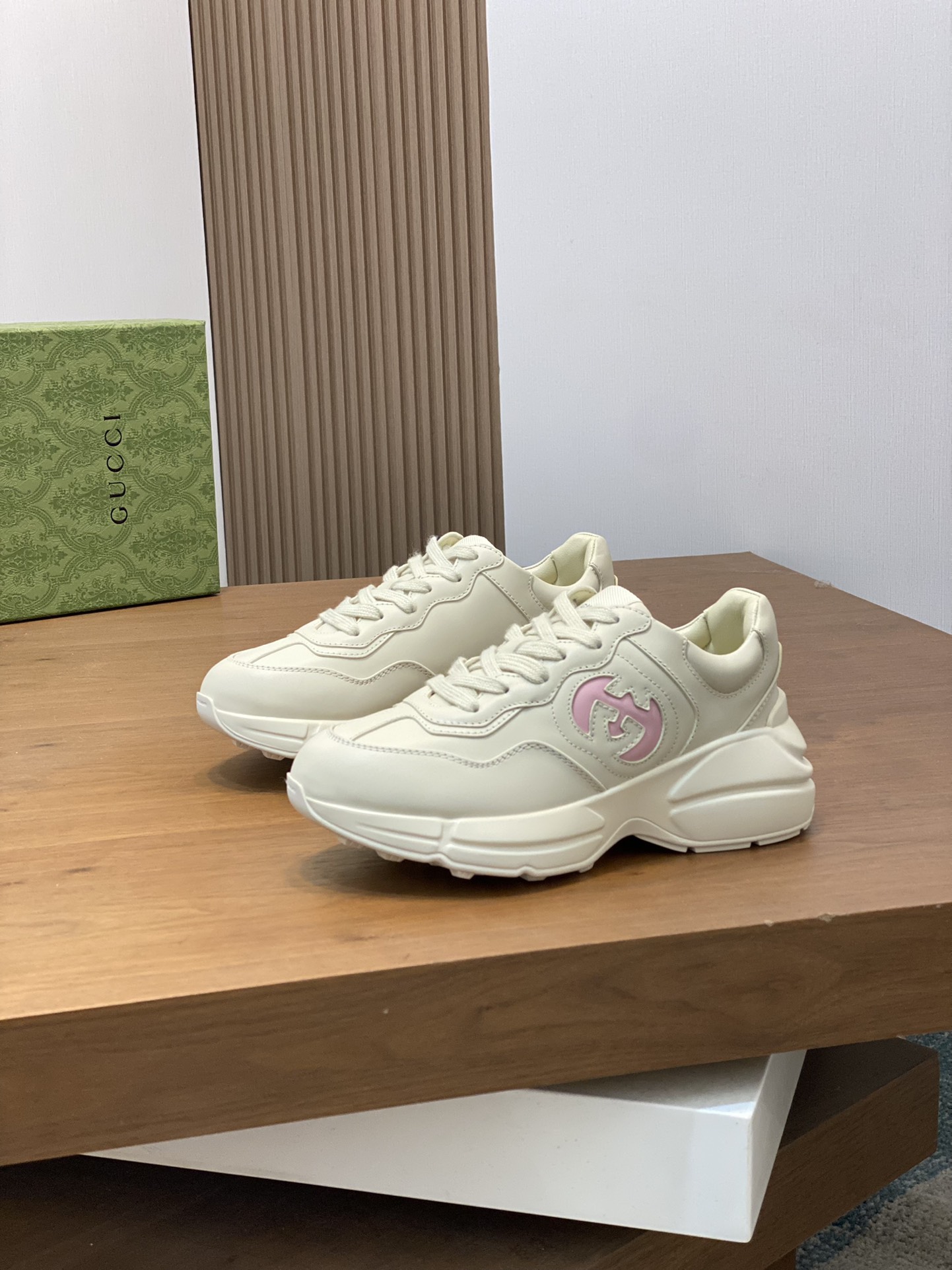 P900🔵GUCCI Italian Gucci pops shoes 🔜quality🔜!2️⃣ years of accumulation of doing pops shoes original disassembly took more than 3 months of research and development finally came out! Ruthless goods worth waiting for! Couple 👫 models 🔜 four seasons versatile 🔜 fashion 🔜 personality 🔜 distinctive 🔵 a full range of more than 100 layout welcome to consult the picture Outsole: the latest original development of the TPU Uppers: Imported first layer silk Cowhide 🐮 Lining: the original A grade mixed sheepskin 🐮 Cushioning: the original A grade imported cowhide 💯 counter genuine full set of packaging midsole latex pads with LOGO set of lasts oiled edges air-pressure marking process to support the NFC anti-fake chip detection! Yardage: women's code 35-41 men's code 38-46 (women 35 41 men 38 45 46 customized)