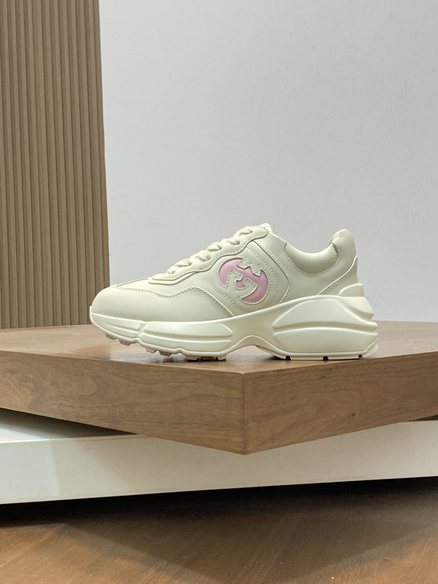 P900🔵GUCCI Italian Gucci pops shoes 🔜quality🔜!2️⃣ years of accumulation of doing pops shoes original disassembly took more than 3 months of research and development finally came out! Ruthless goods worth waiting for! Couple 👫 models 🔜 four seasons versatile 🔜 fashion 🔜 personality 🔜 distinctive 🔵 a full range of more than 100 layout welcome to consult the picture Outsole: the latest original development of the TPU Uppers: Imported first layer silk Cowhide 🐮 Lining: the original A grade mixed sheepskin 🐮 Cushioning: the original A grade imported cowhide 💯 counter genuine full set of packaging midsole latex pads with LOGO set of lasts oiled edges air-pressure marking process to support the NFC anti-fake chip detection! Yardage: women's code 35-41 men's code 38-46 (women 35 41 men 38 45 46 customized)
