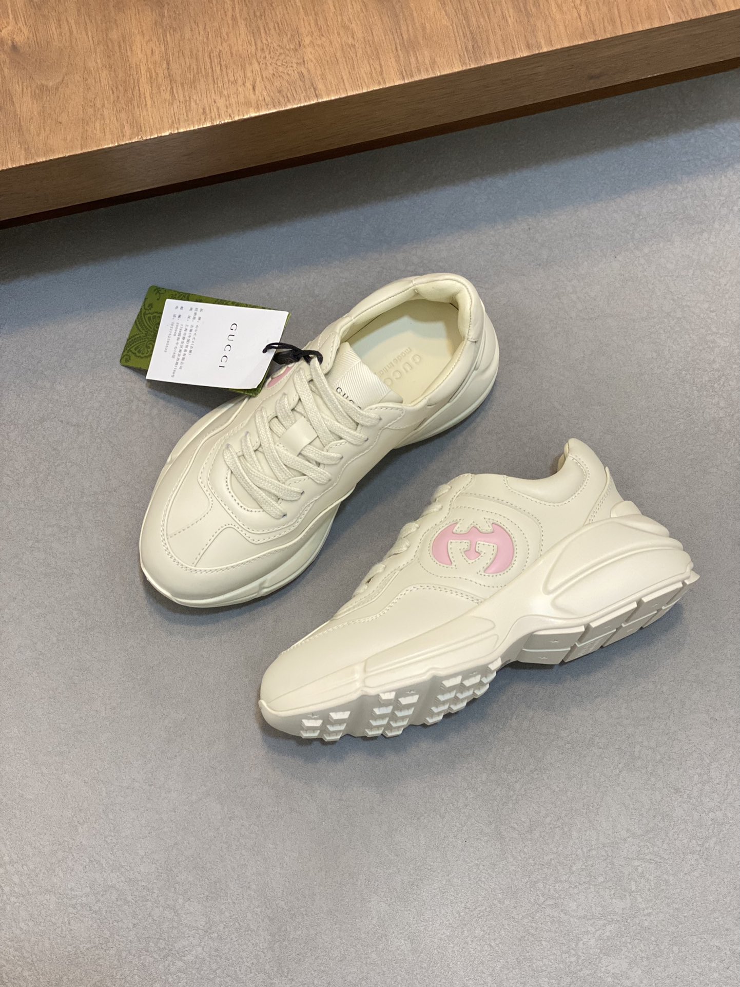 P900🔵GUCCI Italian Gucci pops shoes 🔜quality🔜!2️⃣ years of accumulation of doing pops shoes original disassembly took more than 3 months of research and development finally came out! Ruthless goods worth waiting for! Couple 👫 models 🔜 four seasons versatile 🔜 fashion 🔜 personality 🔜 distinctive 🔵 a full range of more than 100 layout welcome to consult the picture Outsole: the latest original development of the TPU Uppers: Imported first layer silk Cowhide 🐮 Lining: the original A grade mixed sheepskin 🐮 Cushioning: the original A grade imported cowhide 💯 counter genuine full set of packaging midsole latex pads with LOGO set of lasts oiled edges air-pressure marking process to support the NFC anti-fake chip detection! Yardage: women's code 35-41 men's code 38-46 (women 35 41 men 38 45 46 customized)