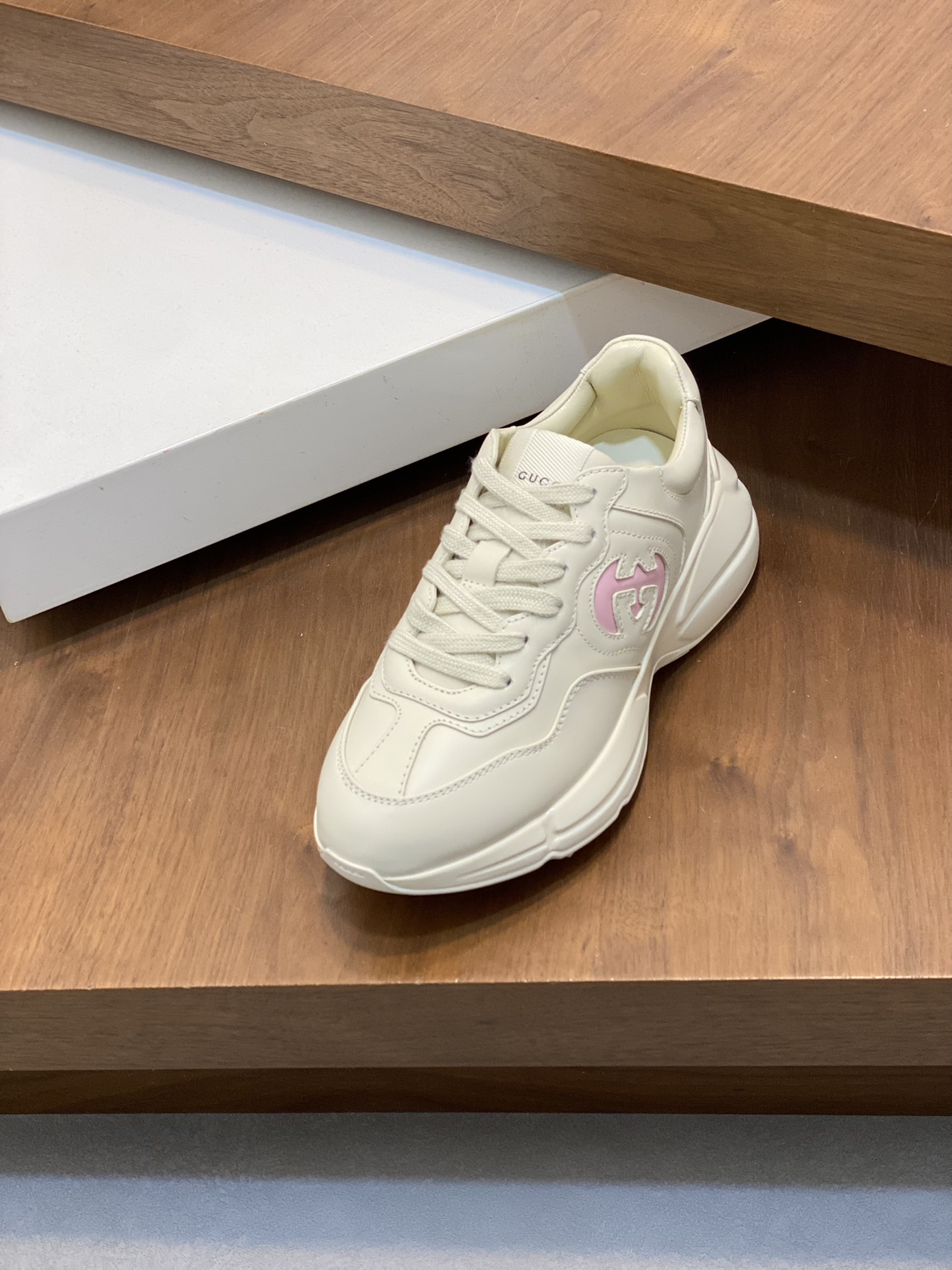 P900🔵GUCCI Italian Gucci pops shoes 🔜quality🔜!2️⃣ years of accumulation of doing pops shoes original disassembly took more than 3 months of research and development finally came out! Ruthless goods worth waiting for! Couple 👫 models 🔜 four seasons versatile 🔜 fashion 🔜 personality 🔜 distinctive 🔵 a full range of more than 100 layout welcome to consult the picture Outsole: the latest original development of the TPU Uppers: Imported first layer silk Cowhide 🐮 Lining: the original A grade mixed sheepskin 🐮 Cushioning: the original A grade imported cowhide 💯 counter genuine full set of packaging midsole latex pads with LOGO set of lasts oiled edges air-pressure marking process to support the NFC anti-fake chip detection! Yardage: women's code 35-41 men's code 38-46 (women 35 41 men 38 45 46 customized)