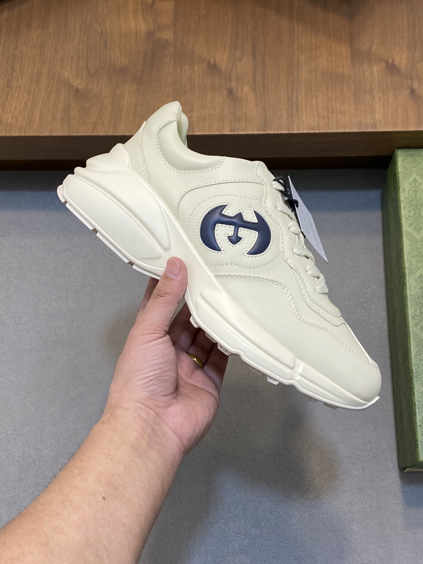 图片[4]-P900🔵GUCCI意大利古驰老爹鞋  🔜品质🔜
2️⃣年做老爹鞋的积累原版拆解耗时3个多月研究开发终于面世！狠货值得期待！ 情侣👫款 🔜四季百搭🔜 时尚🔜 个性 🔜与众不同 🔵全系列100多个版面欢迎来图咨询 大底:最新原版开发TPU 鞋面:进口头层丝绸牛皮🐮 内里:原版A级混种羊皮🐮 垫脚:原版A级进口牛皮 💯专柜正品全套包装 中底 乳胶垫带LOGO  套楦油边空压打码工艺支持NFC防伪芯片检测！ 码数:女码35-41 男码38-46(女35 41 男38 45 46定做)-高仿包包