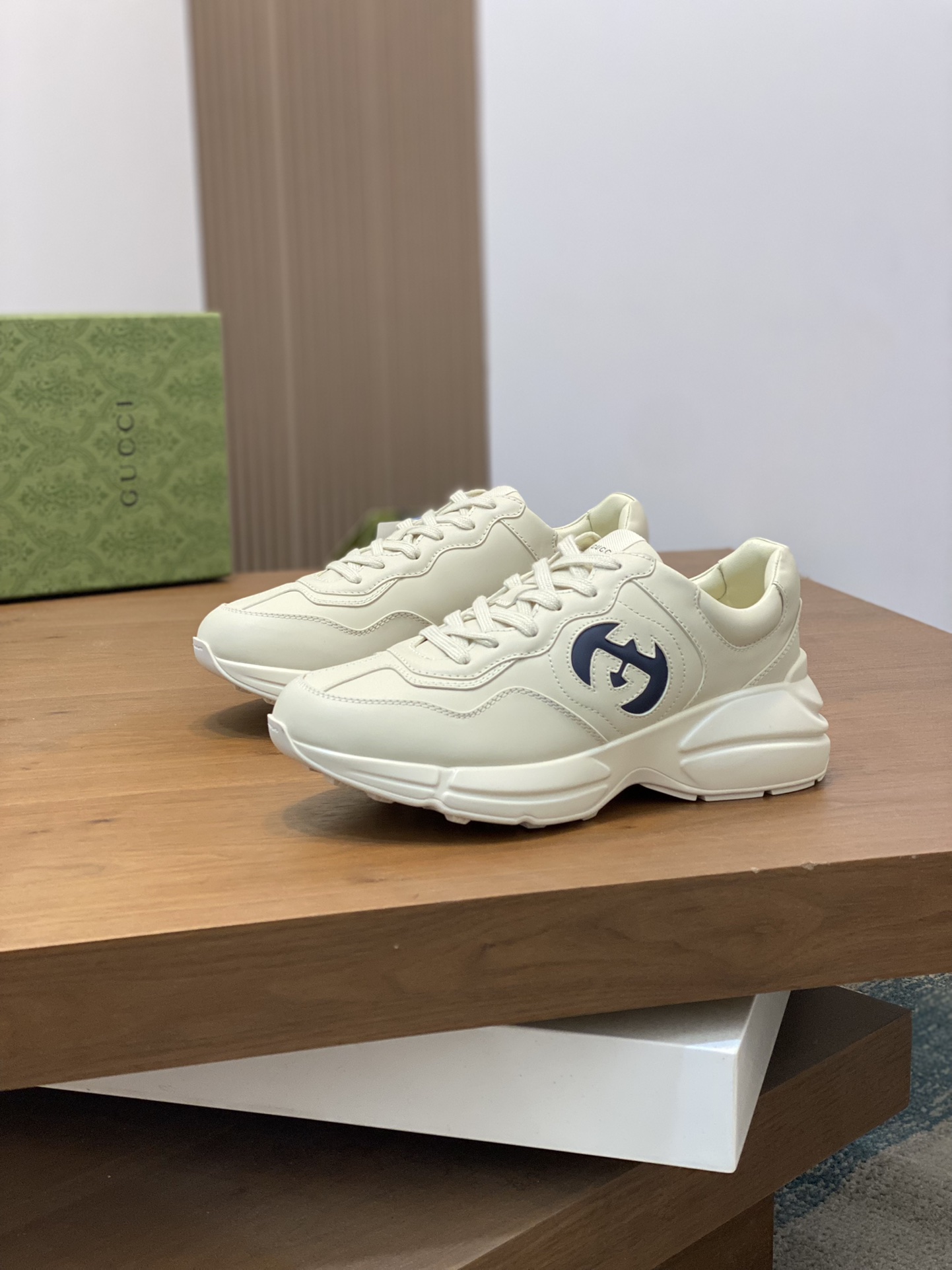 图片[3]-P900🔵GUCCI意大利古驰老爹鞋  🔜品质🔜
2️⃣年做老爹鞋的积累原版拆解耗时3个多月研究开发终于面世！狠货值得期待！ 情侣👫款 🔜四季百搭🔜 时尚🔜 个性 🔜与众不同 🔵全系列100多个版面欢迎来图咨询 大底:最新原版开发TPU 鞋面:进口头层丝绸牛皮🐮 内里:原版A级混种羊皮🐮 垫脚:原版A级进口牛皮 💯专柜正品全套包装 中底 乳胶垫带LOGO  套楦油边空压打码工艺支持NFC防伪芯片检测！ 码数:女码35-41 男码38-46(女35 41 男38 45 46定做)-高仿包包