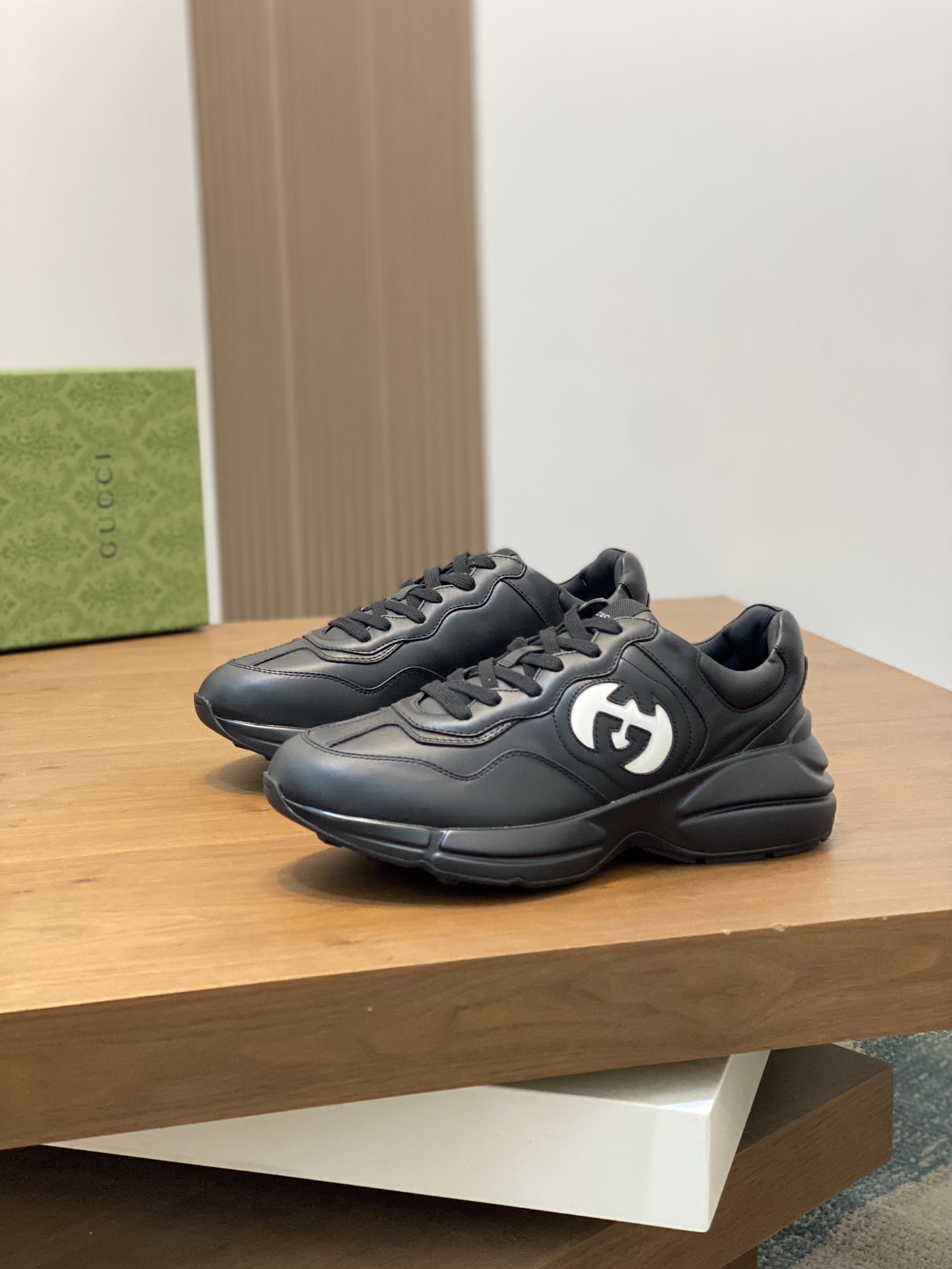 P900🔵GUCCI Italian Gucci pops shoes 🔜quality🔜!2️⃣ years of accumulation of doing pops shoes original disassembly took more than 3 months of research and development finally came out! Ruthless goods worth waiting for! Couple 👫 models 🔜 four seasons versatile 🔜 fashion 🔜 personality 🔜 distinctive 🔵 a full range of more than 100 layout welcome to consult the picture Outsole: the latest original development of the TPU Uppers: Imported first layer silk Cowhide 🐮 Lining: the original A grade mixed sheepskin 🐮 Cushioning: the original A grade imported cowhide 💯 counter genuine full set of packaging midsole latex pads with LOGO set of lasts oiled edges air-pressure marking process to support the NFC anti-fake chip detection! Yardage: women's code 35-41 men's code 38-46 (women 35 41 men 38 45 46 customized)