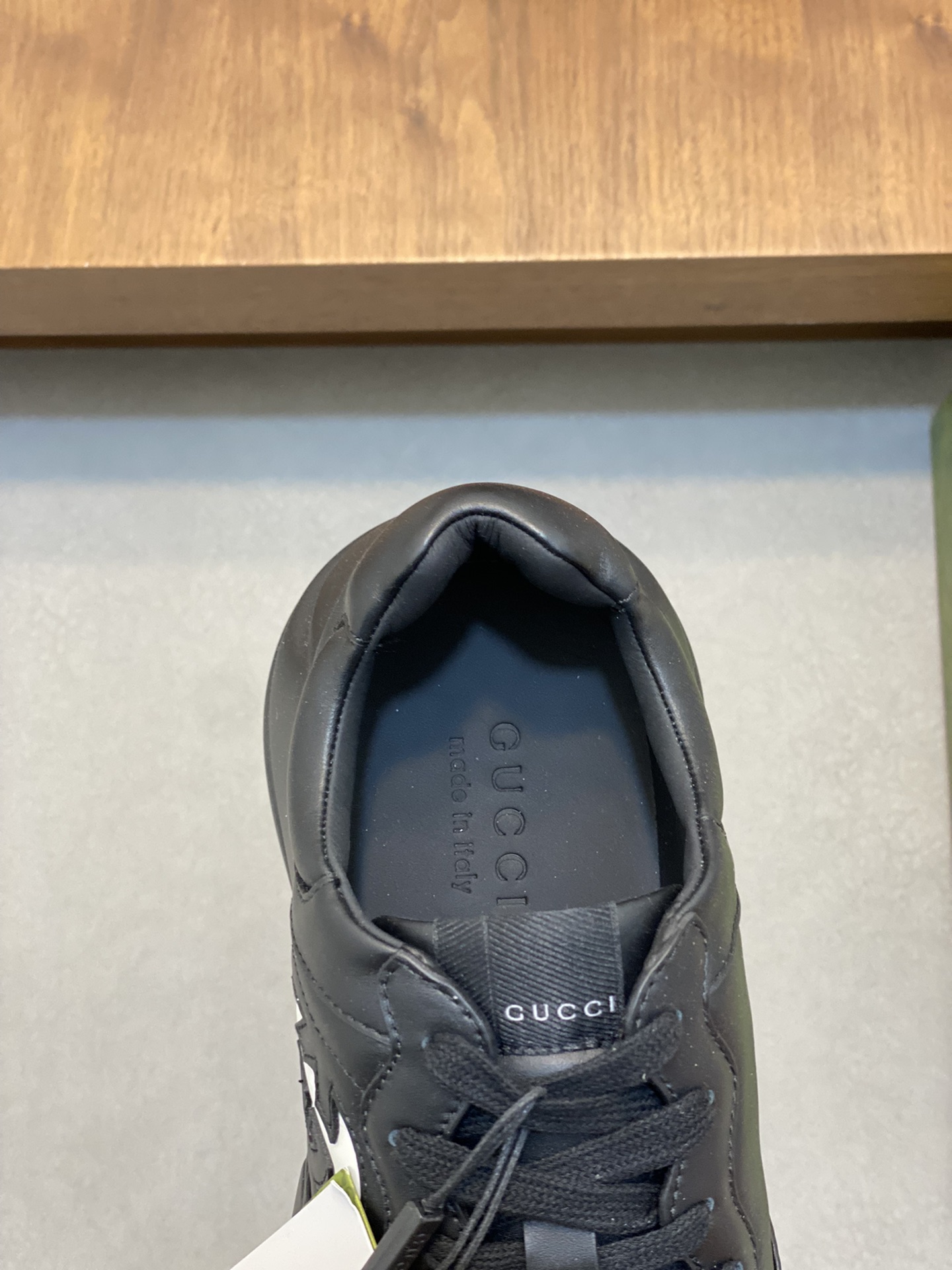 P900🔵GUCCI Italian Gucci pops shoes 🔜quality🔜!2️⃣ years of accumulation of doing pops shoes original disassembly took more than 3 months of research and development finally came out! Ruthless goods worth waiting for! Couple 👫 models 🔜 four seasons versatile 🔜 fashion 🔜 personality 🔜 distinctive 🔵 a full range of more than 100 layout welcome to consult the picture Outsole: the latest original development of the TPU Uppers: Imported first layer silk Cowhide 🐮 Lining: the original A grade mixed sheepskin 🐮 Cushioning: the original A grade imported cowhide 💯 counter genuine full set of packaging midsole latex pads with LOGO set of lasts oiled edges air-pressure marking process to support the NFC anti-fake chip detection! Yardage: women's code 35-41 men's code 38-46 (women 35 41 men 38 45 46 customized)