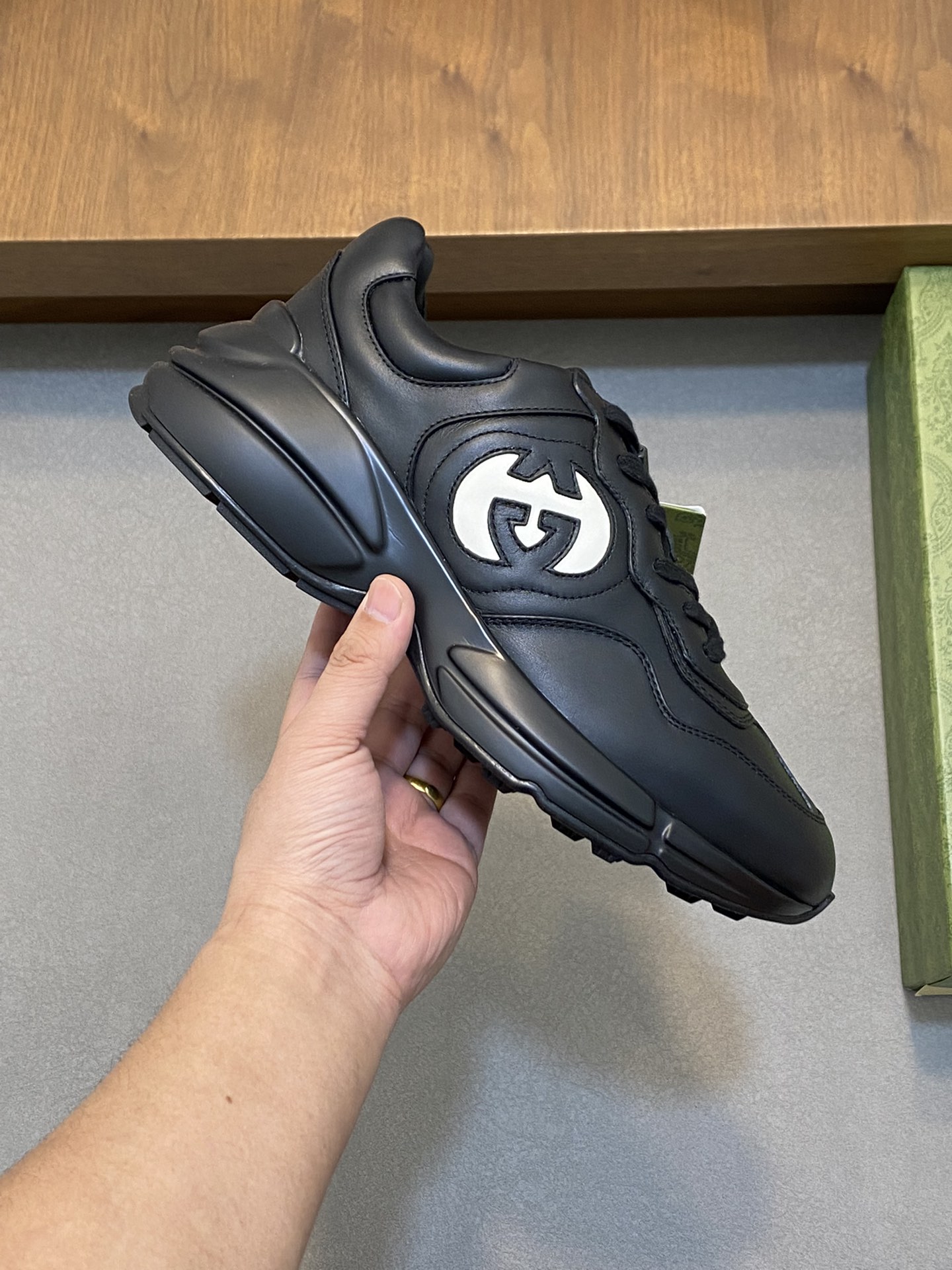 P900🔵GUCCI Italian Gucci pops shoes 🔜quality🔜!2️⃣ years of accumulation of doing pops shoes original disassembly took more than 3 months of research and development finally came out! Ruthless goods worth waiting for! Couple 👫 models 🔜 four seasons versatile 🔜 fashion 🔜 personality 🔜 distinctive 🔵 a full range of more than 100 layout welcome to consult the picture Outsole: the latest original development of the TPU Uppers: Imported first layer silk Cowhide 🐮 Lining: the original A grade mixed sheepskin 🐮 Cushioning: the original A grade imported cowhide 💯 counter genuine full set of packaging midsole latex pads with LOGO set of lasts oiled edges air-pressure marking process to support the NFC anti-fake chip detection! Yardage: women's code 35-41 men's code 38-46 (women 35 41 men 38 45 46 customized)