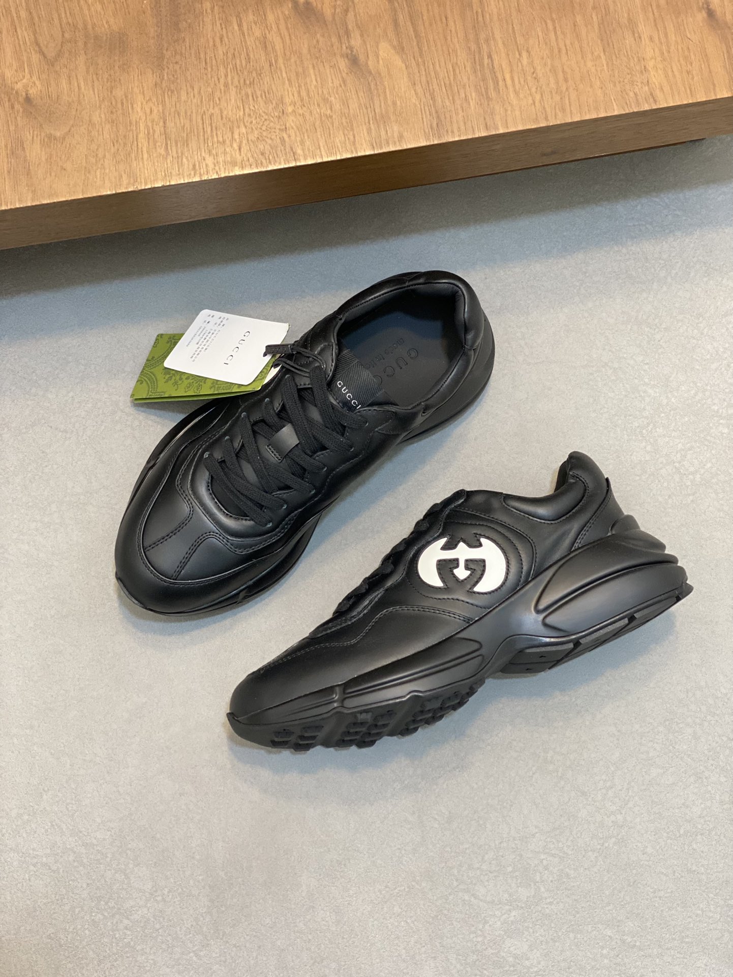 P900🔵GUCCI Italian Gucci pops shoes 🔜quality🔜!2️⃣ years of accumulation of doing pops shoes original disassembly took more than 3 months of research and development finally came out! Ruthless goods worth waiting for! Couple 👫 models 🔜 four seasons versatile 🔜 fashion 🔜 personality 🔜 distinctive 🔵 a full range of more than 100 layout welcome to consult the picture Outsole: the latest original development of the TPU Uppers: Imported first layer silk Cowhide 🐮 Lining: the original A grade mixed sheepskin 🐮 Cushioning: the original A grade imported cowhide 💯 counter genuine full set of packaging midsole latex pads with LOGO set of lasts oiled edges air-pressure marking process to support the NFC anti-fake chip detection! Yardage: women's code 35-41 men's code 38-46 (women 35 41 men 38 45 46 customized)