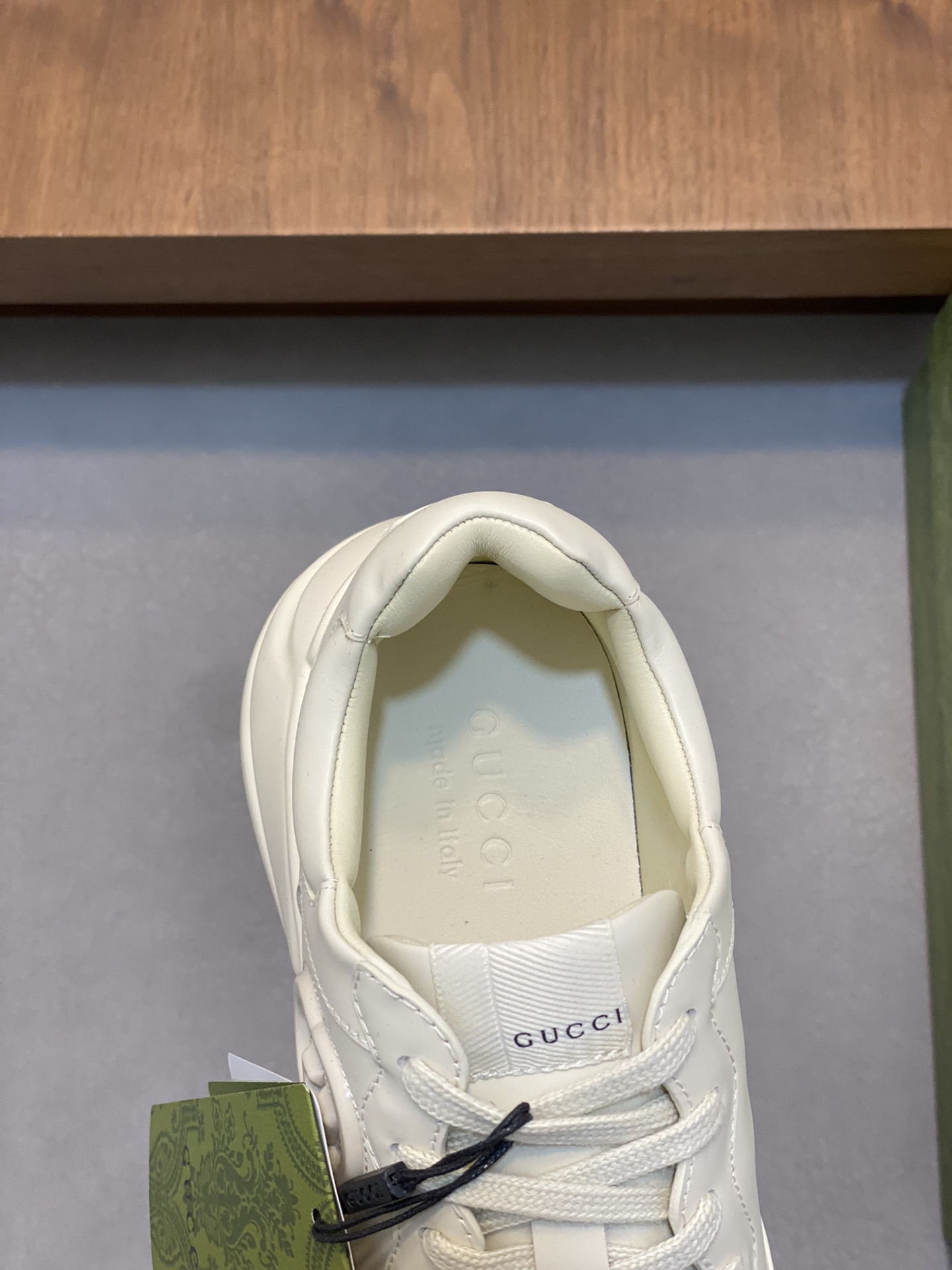 P900🔵GUCCI Italian Gucci pops shoes 🔜quality🔜!2️⃣ years of accumulation of doing pops shoes original disassembly took more than 3 months of research and development finally came out! Ruthless goods worth waiting for! Couple 👫 models 🔜 four seasons versatile 🔜 fashion 🔜 personality 🔜 distinctive 🔵 a full range of more than 100 layout welcome to consult the picture Outsole: the latest original development of the TPU Uppers: Imported first layer silk Cowhide 🐮 Lining: the original A grade mixed sheepskin 🐮 Cushioning: the original A grade imported cowhide 💯 counter genuine full set of packaging midsole latex pads with LOGO set of lasts oiled edges air-pressure marking process to support the NFC anti-fake chip detection! Yardage: women's code 35-41 men's code 38-46 (women 35 41 men 38 45 46 customized)