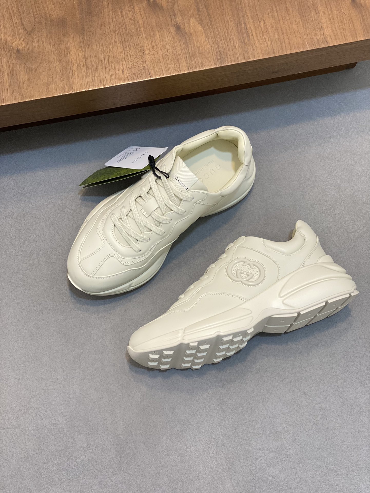 P900🔵GUCCI Italian Gucci pops shoes 🔜quality🔜!2️⃣ years of accumulation of doing pops shoes original disassembly took more than 3 months of research and development finally came out! Ruthless goods worth waiting for! Couple 👫 models 🔜 four seasons versatile 🔜 fashion 🔜 personality 🔜 distinctive 🔵 a full range of more than 100 layout welcome to consult the picture Outsole: the latest original development of the TPU Uppers: Imported first layer silk Cowhide 🐮 Lining: the original A grade mixed sheepskin 🐮 Cushioning: the original A grade imported cowhide 💯 counter genuine full set of packaging midsole latex pads with LOGO set of lasts oiled edges air-pressure marking process to support the NFC anti-fake chip detection! Yardage: women's code 35-41 men's code 38-46 (women 35 41 men 38 45 46 customized)