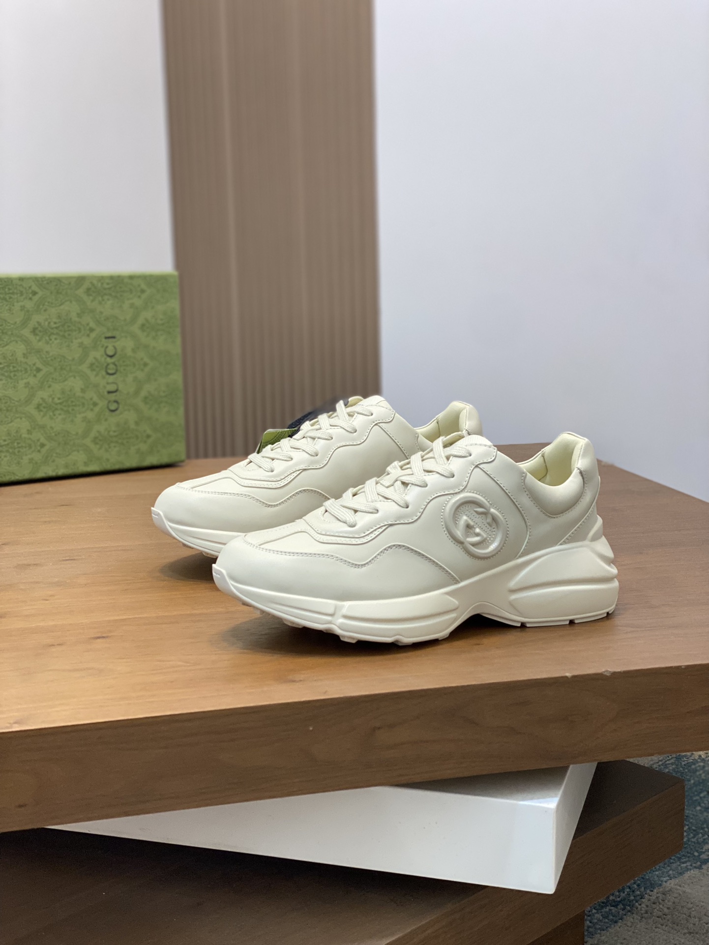 P900🔵GUCCI Italian Gucci pops shoes 🔜quality🔜!2️⃣ years of accumulation of doing pops shoes original disassembly took more than 3 months of research and development finally came out! Ruthless goods worth waiting for! Couple 👫 models 🔜 four seasons versatile 🔜 fashion 🔜 personality 🔜 distinctive 🔵 a full range of more than 100 layout welcome to consult the picture Outsole: the latest original development of the TPU Uppers: Imported first layer silk Cowhide 🐮 Lining: the original A grade mixed sheepskin 🐮 Cushioning: the original A grade imported cowhide 💯 counter genuine full set of packaging midsole latex pads with LOGO set of lasts oiled edges air-pressure marking process to support the NFC anti-fake chip detection! Yardage: women's code 35-41 men's code 38-46 (women 35 41 men 38 45 46 customized)