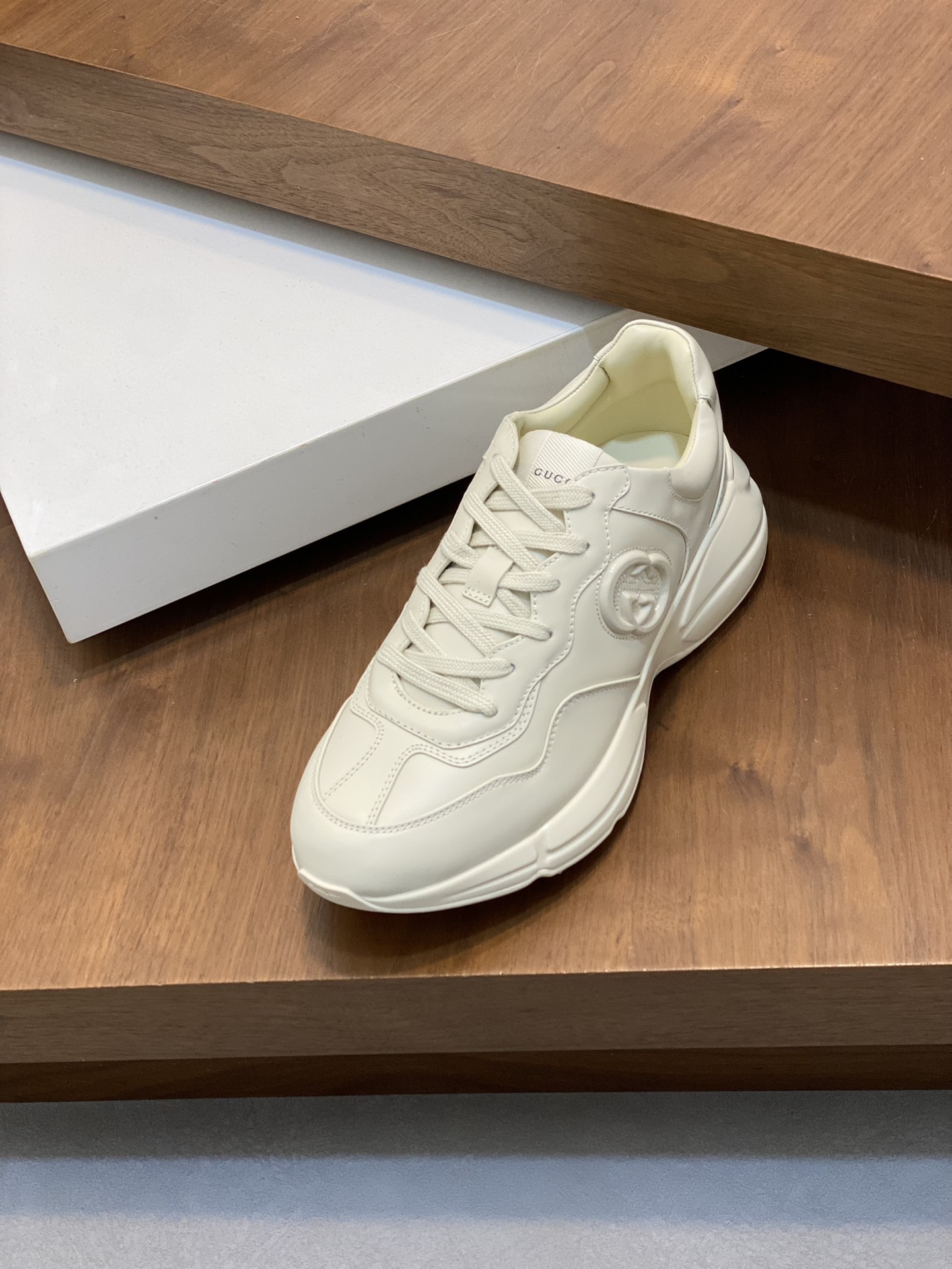 P900🔵GUCCI Italian Gucci pops shoes 🔜quality🔜!2️⃣ years of accumulation of doing pops shoes original disassembly took more than 3 months of research and development finally came out! Ruthless goods worth waiting for! Couple 👫 models 🔜 four seasons versatile 🔜 fashion 🔜 personality 🔜 distinctive 🔵 a full range of more than 100 layout welcome to consult the picture Outsole: the latest original development of the TPU Uppers: Imported first layer silk Cowhide 🐮 Lining: the original A grade mixed sheepskin 🐮 Cushioning: the original A grade imported cowhide 💯 counter genuine full set of packaging midsole latex pads with LOGO set of lasts oiled edges air-pressure marking process to support the NFC anti-fake chip detection! Yardage: women's code 35-41 men's code 38-46 (women 35 41 men 38 45 46 customized)