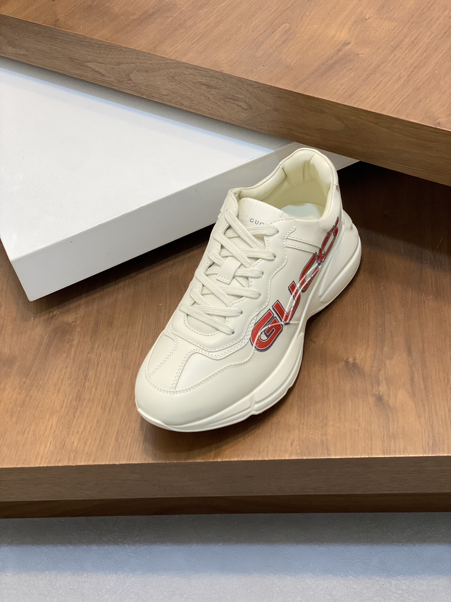 P900🔵GUCCI Italian Gucci pops shoes 🔜quality🔜!2️⃣ years of accumulation of doing pops shoes original disassembly took more than 3 months of research and development finally came out! Ruthless goods worth waiting for! Couple 👫 models 🔜 four seasons versatile 🔜 fashion 🔜 personality 🔜 distinctive 🔵 a full range of more than 100 layout welcome to consult the picture Outsole: the latest original development of the TPU Uppers: Imported first layer silk Cowhide 🐮 Lining: the original A grade mixed sheepskin 🐮 Cushioning: the original A grade imported cowhide 💯 counter genuine full set of packaging midsole latex pads with LOGO set of lasts oiled edges air-pressure marking process to support the NFC anti-fake chip detection! Yardage: women's code 35-41 men's code 38-46 (women 35 41 men 38 45 46 customized)